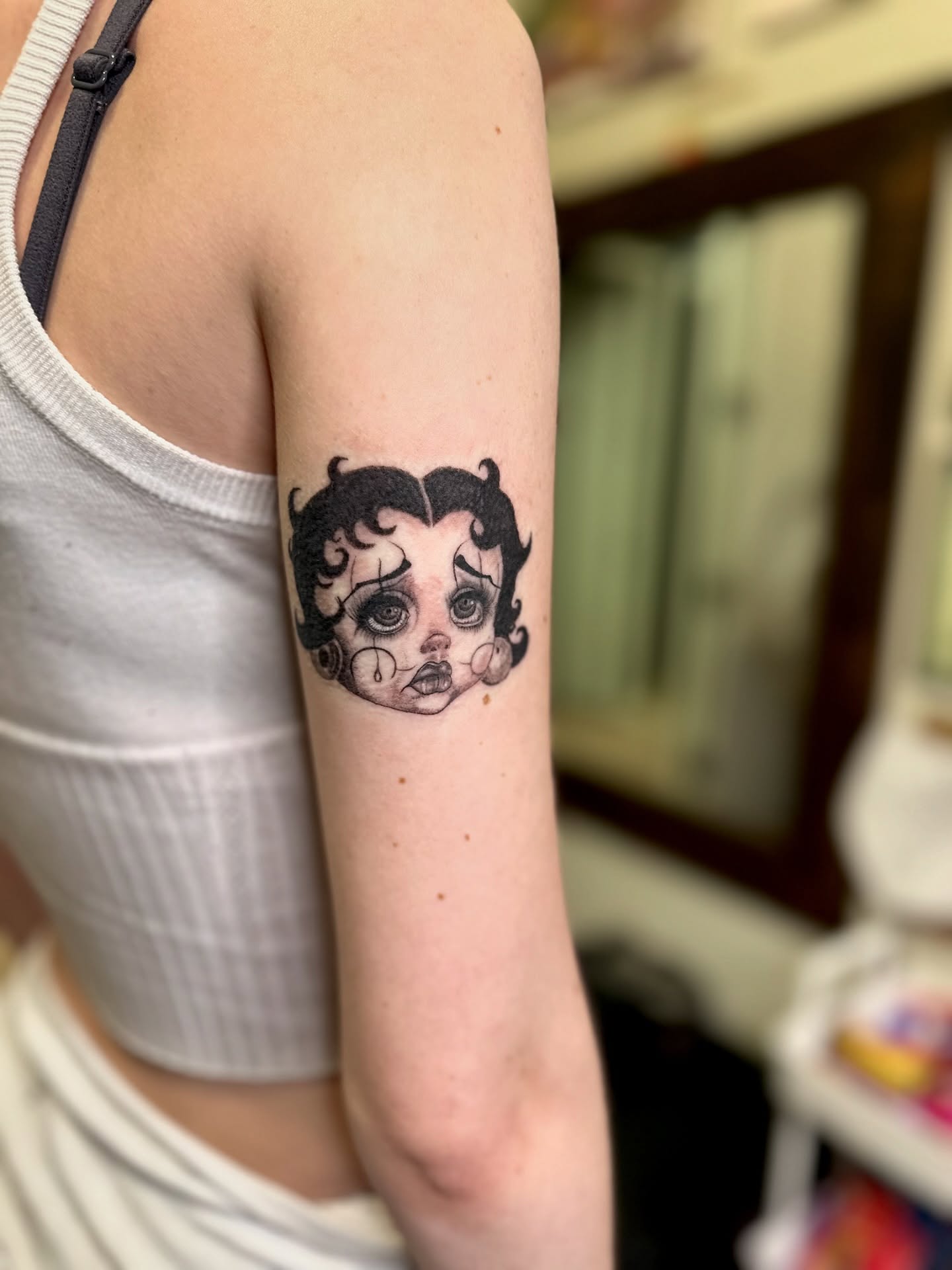Tattoo by @roxotattoos — black_and_grey