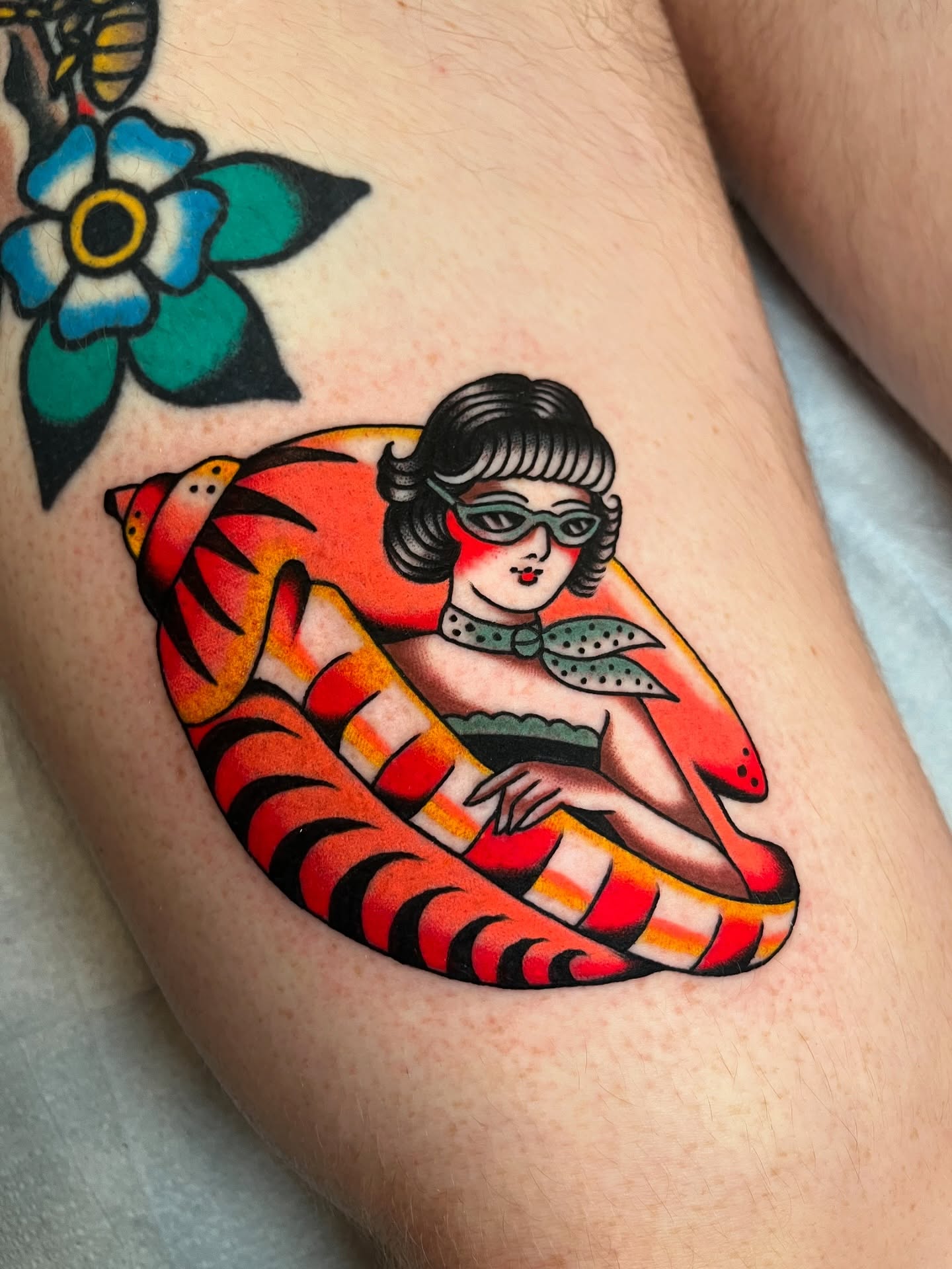 Woman with tiger American traditional tattoo on the thigh by kate