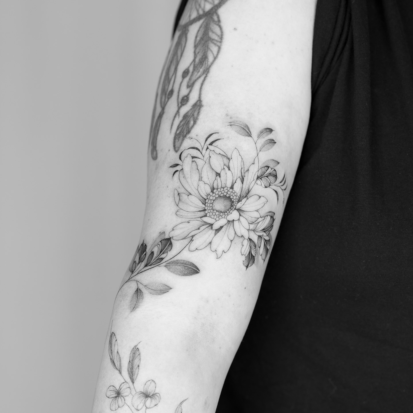 Flower black and grey tattoo on the forearm by Leo Gao
