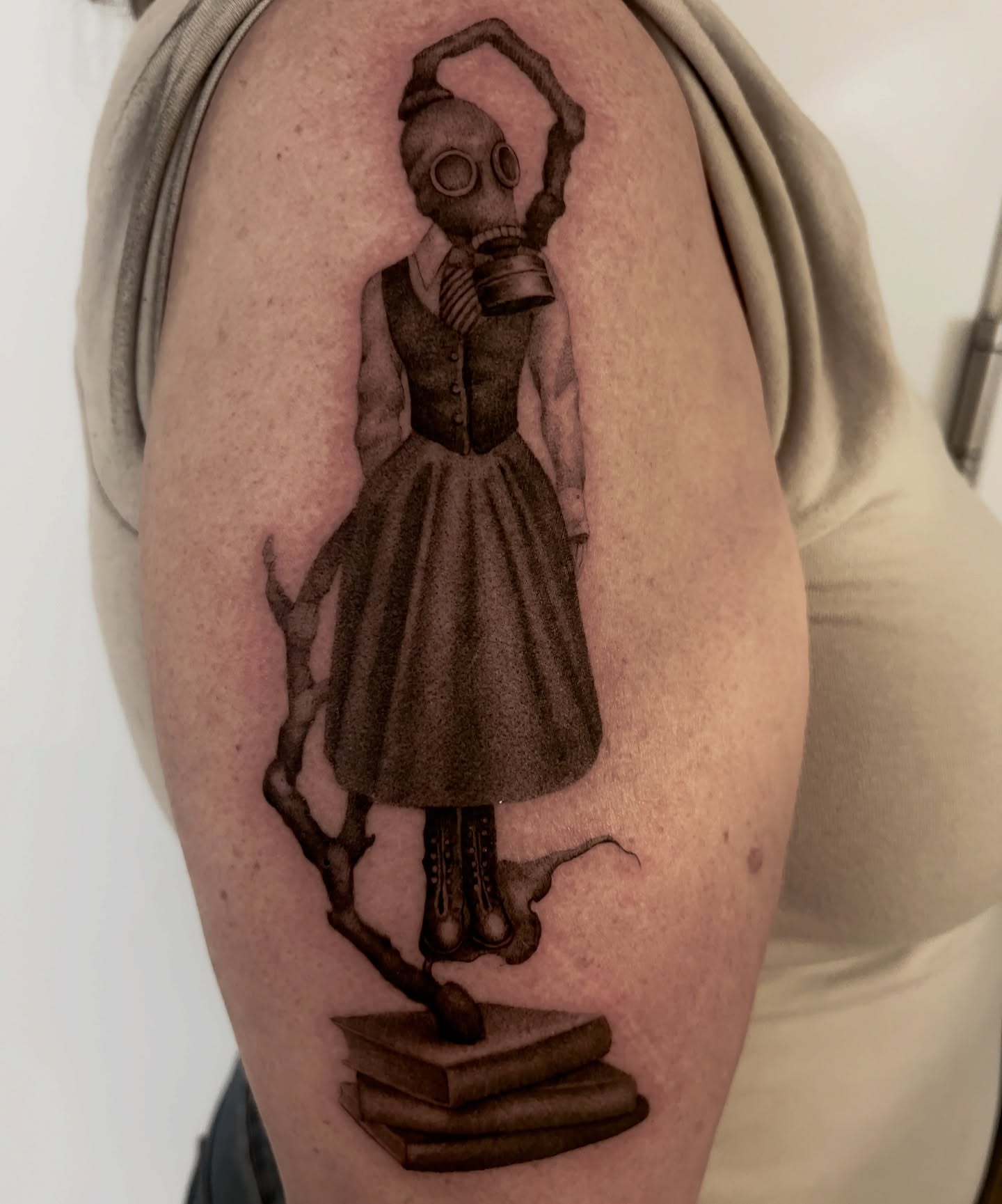 Gas mask woman realism tattoo on the upper arm by 𝑱𝒖𝒍𝒊𝒂𝒏𝒏𝒂 𝑴𝒆𝒏𝒏𝒂✥𝑷𝒉𝒊𝒍𝒂𝒅𝒆𝒍𝒑𝒉𝒊𝒂✥𝑩𝒍𝒂𝒄𝒌 𝒂𝒏𝒅 𝑮𝒓𝒂𝒚