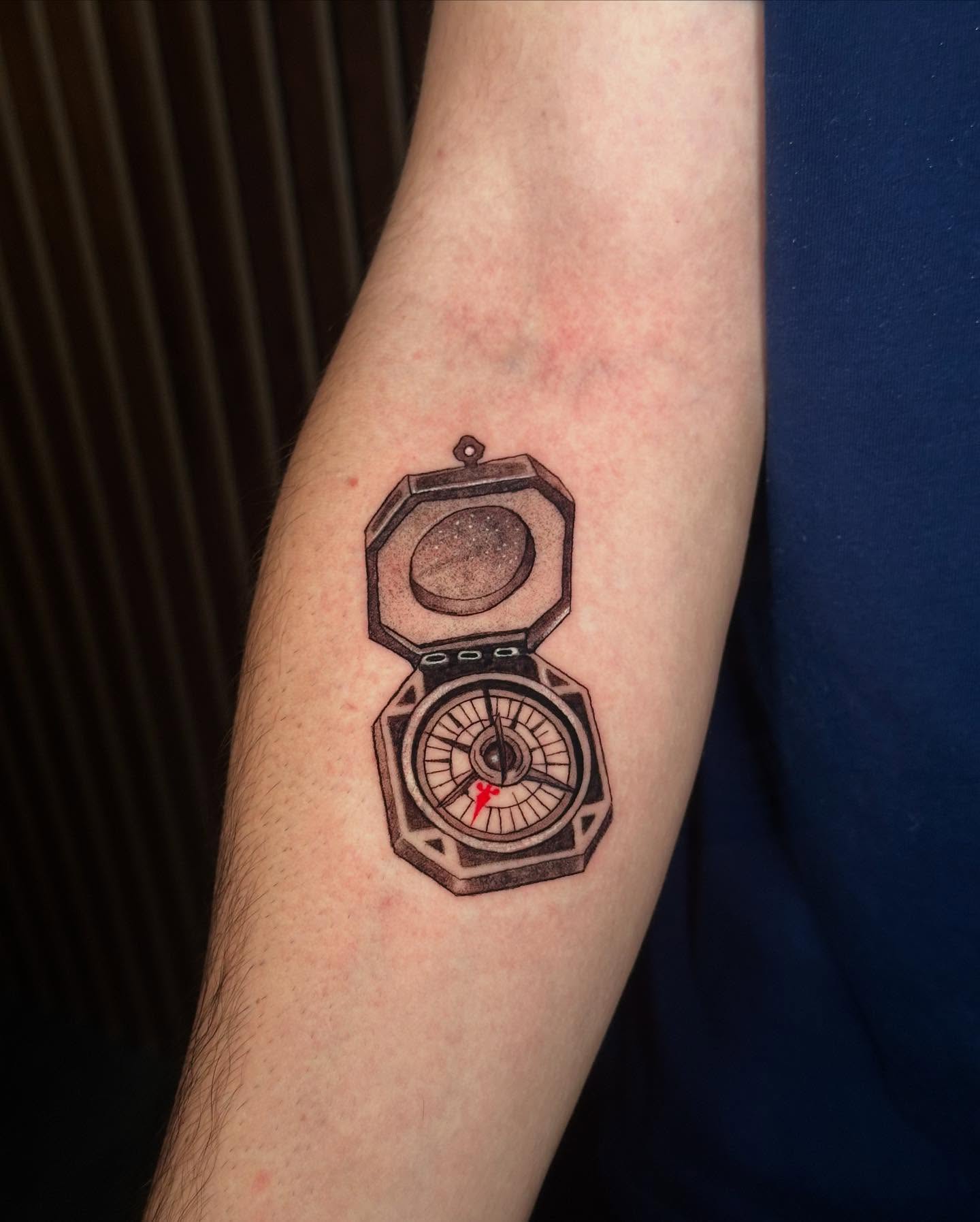 Compass black and grey tattoo on the forearm by Felipe Pacifico