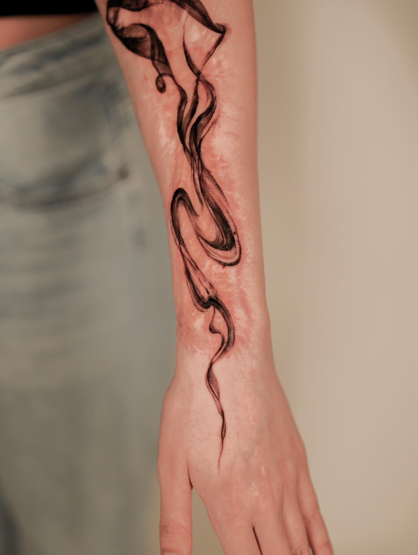 Smoke black and grey tattoo on the forearm by Jinzhi ye