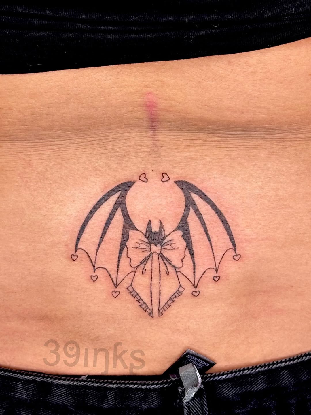 Bat with bow and hearts tattoo on the ribs by Juliette :D