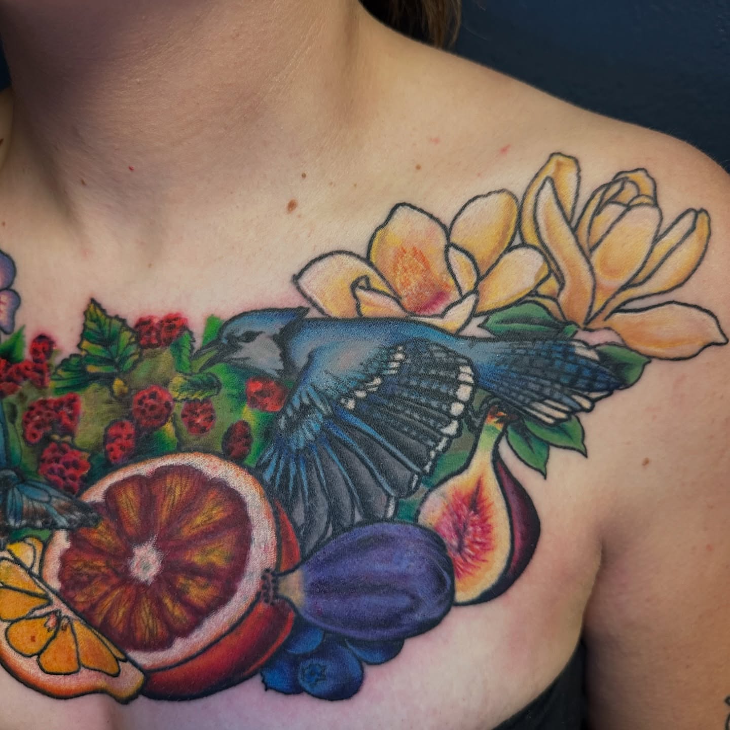 Bird and floral arrangement realism tattoo on the chest by Maggie De La Torre ๐ณ๏ธโโง๏ธ๐ฒ๐ฝ