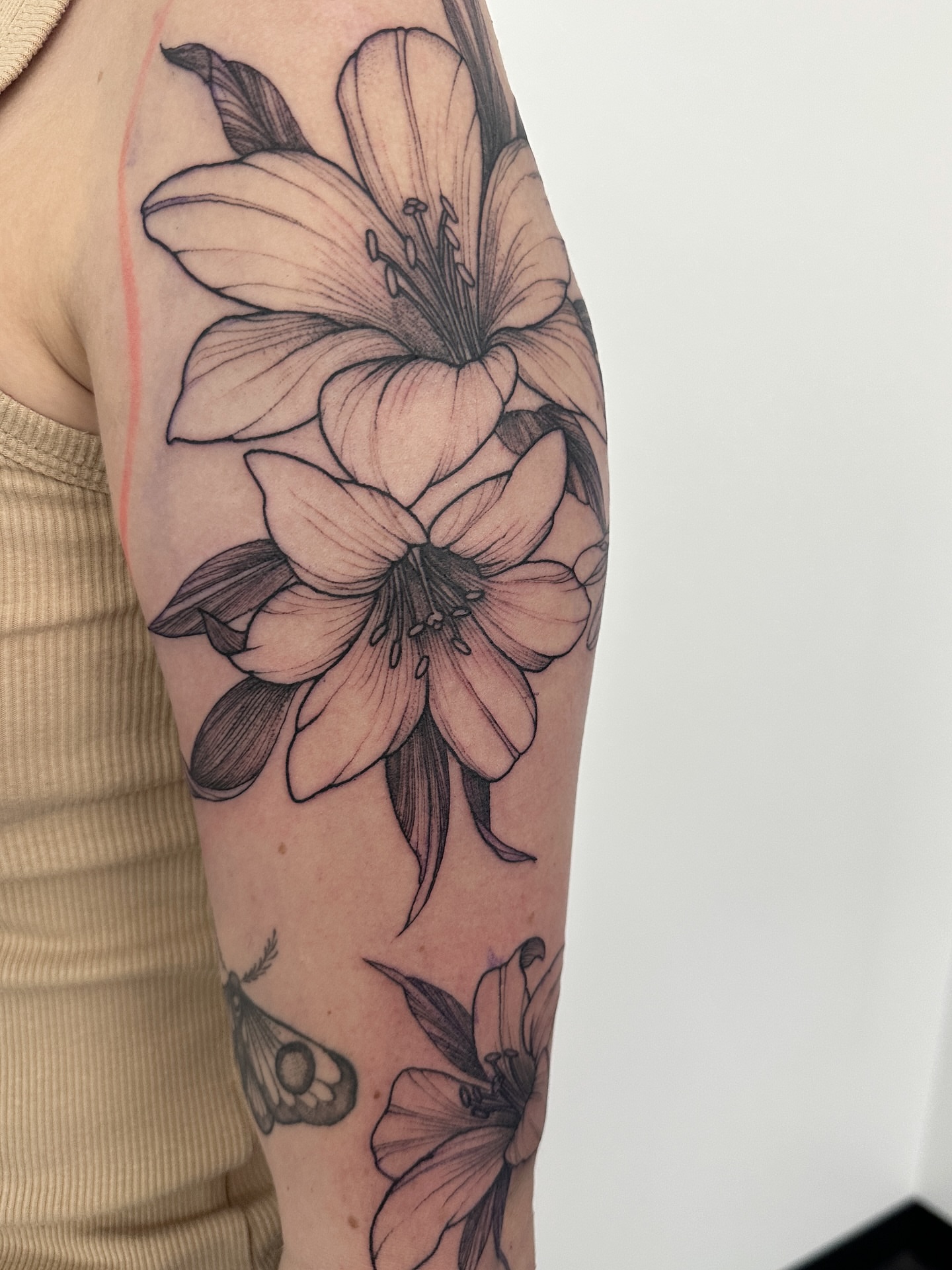 Lilies black and grey tattoo on the forearm by ๐ฌ๐๐๐ฏ๐ ๐ฆ ๐๐ฉ๐ฆ๐ท๐๐๐ข๐ฑ๐ฅ ๐ซง๐ผ, Joplin, Missouri