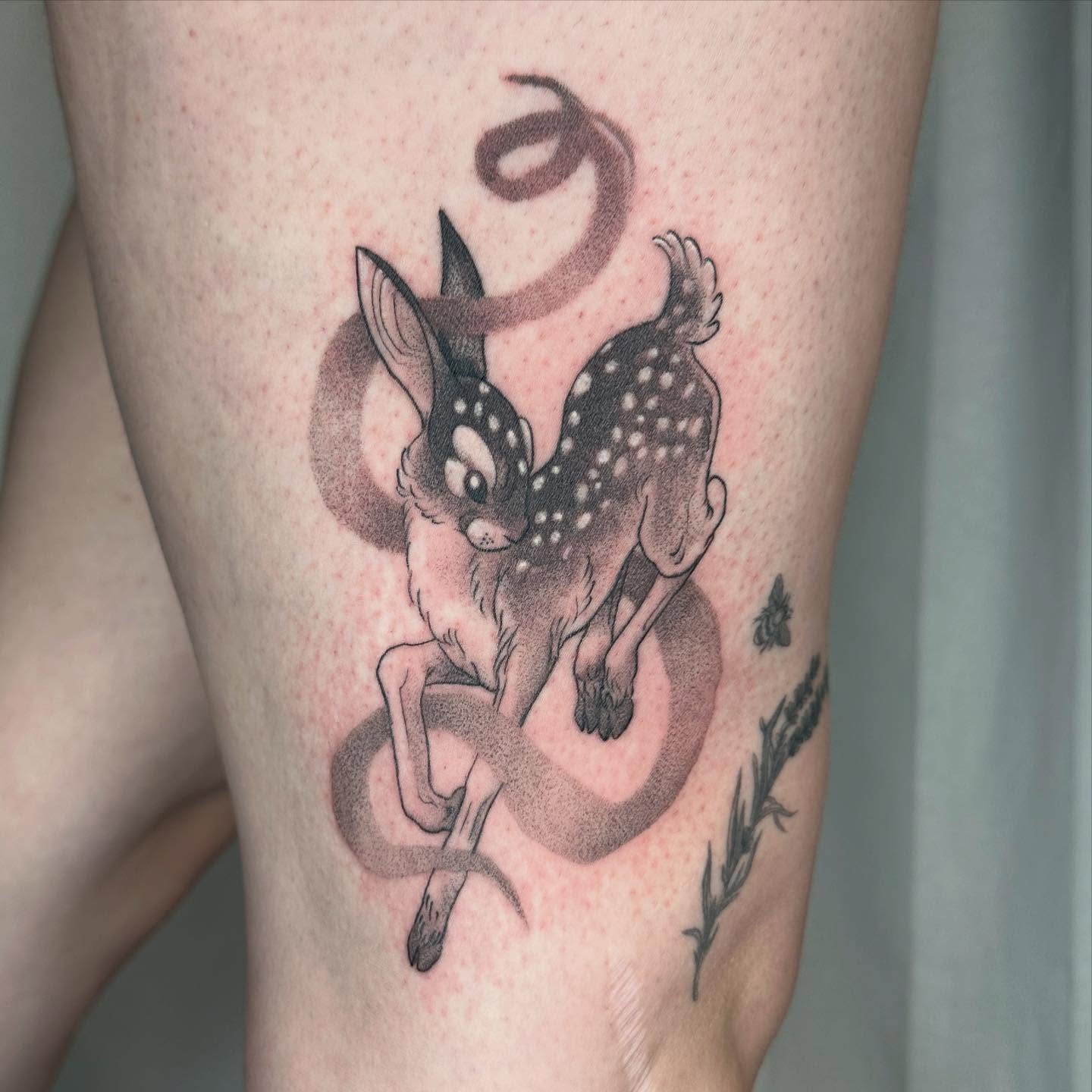 Deer and snake dotwork tattoo on the thigh by ɪᴍᴏɢᴇɴ 🏳️🌈 sᴇᴀᴛᴛʟᴇ ᴛᴀᴛᴛᴏᴏ ᴀʀᴛɪsᴛ, Seattle, Washington