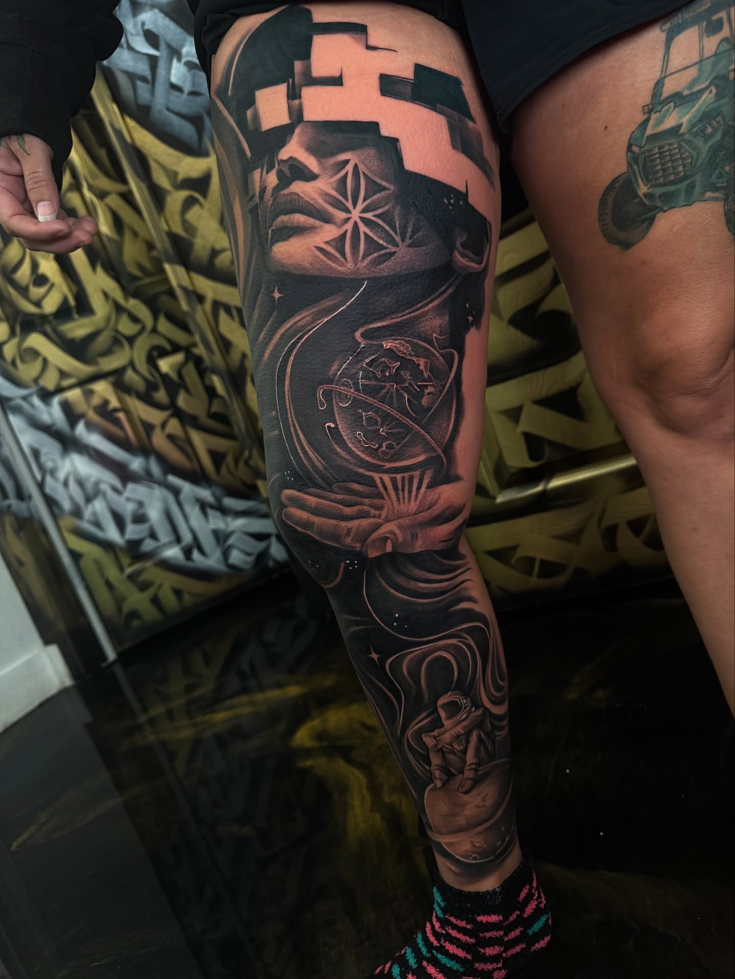 Astronaut and clock realism tattoo on the thigh by Fernando Luna
