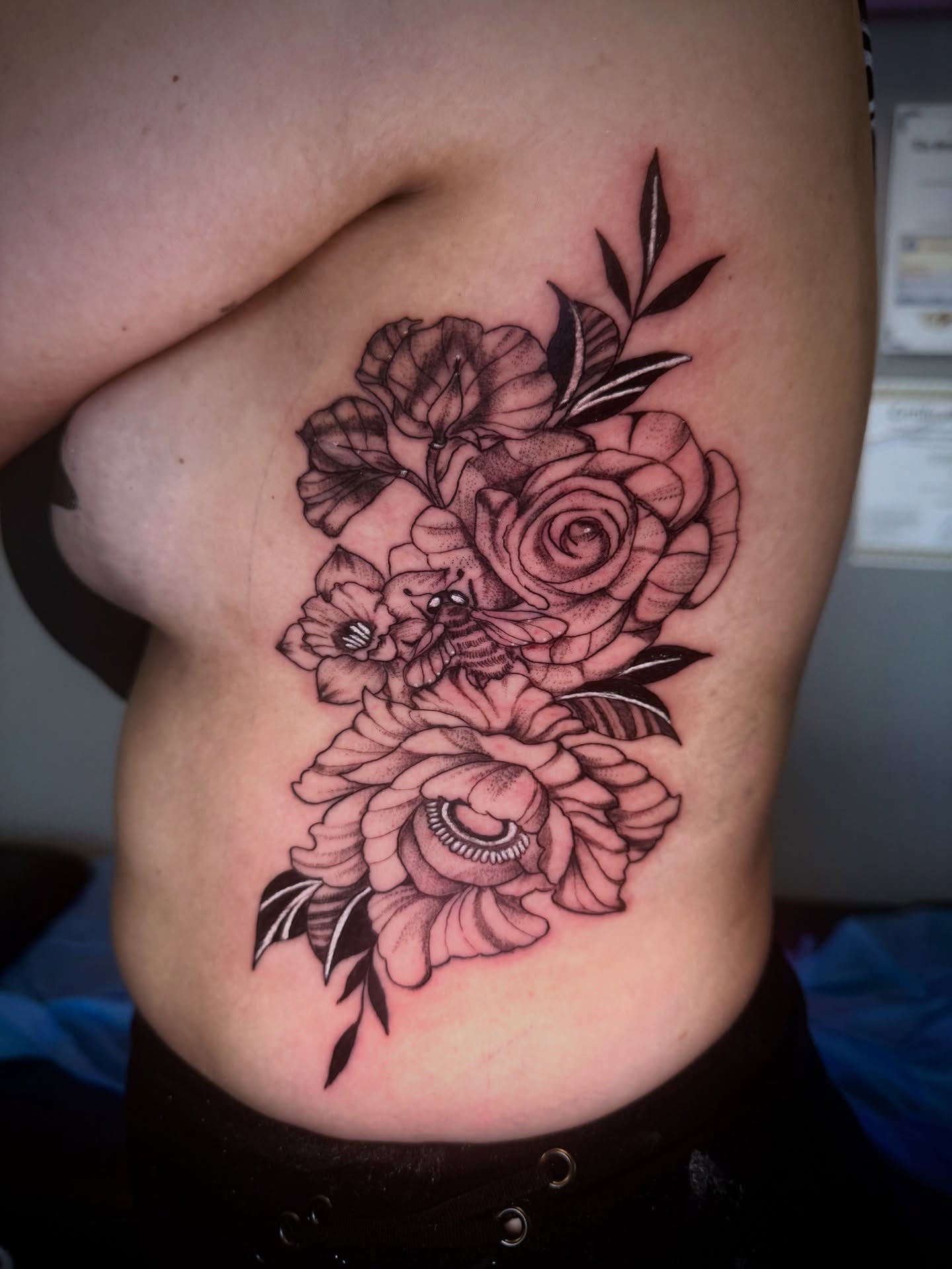 Floral bouquet black and grey tattoo on the ribs by Pikashi 🎨🖌️🖤