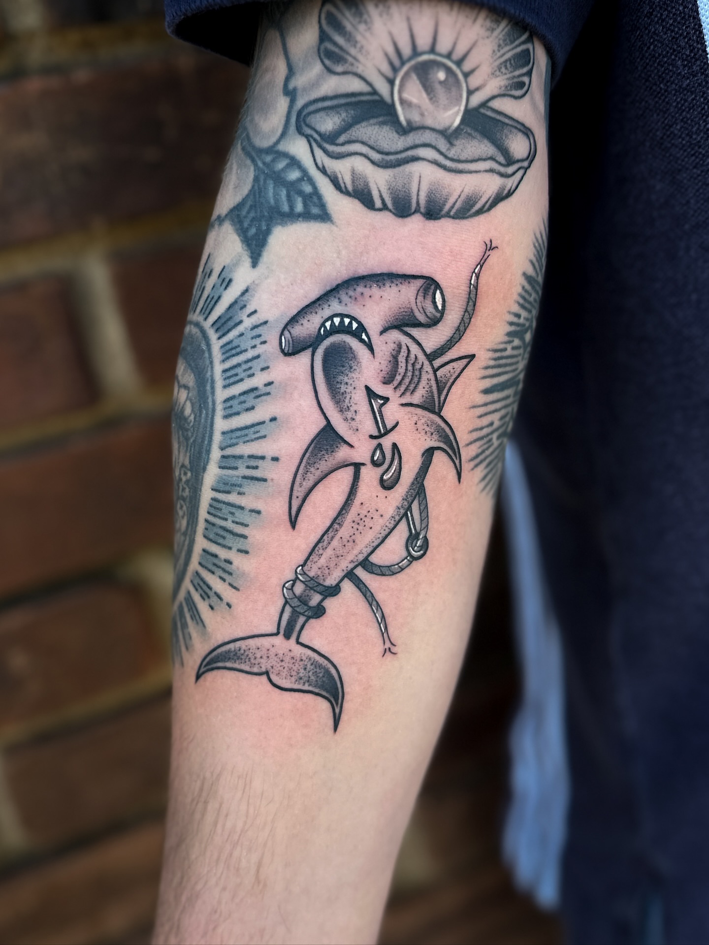 Shark American traditional tattoo on the forearm by 𝔐𝔦𝔠𝔥𝔢𝔩𝔩𝔢𝔫 🦇
