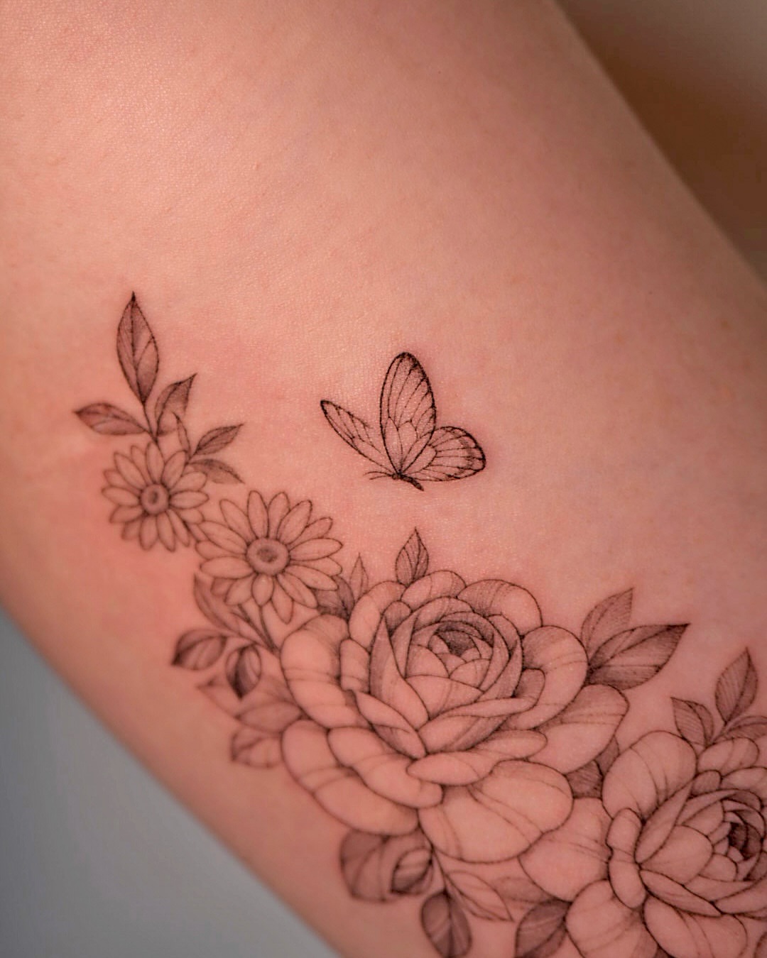 Flowers and butterfly black and grey tattoo on the thigh by Hyn[hin]