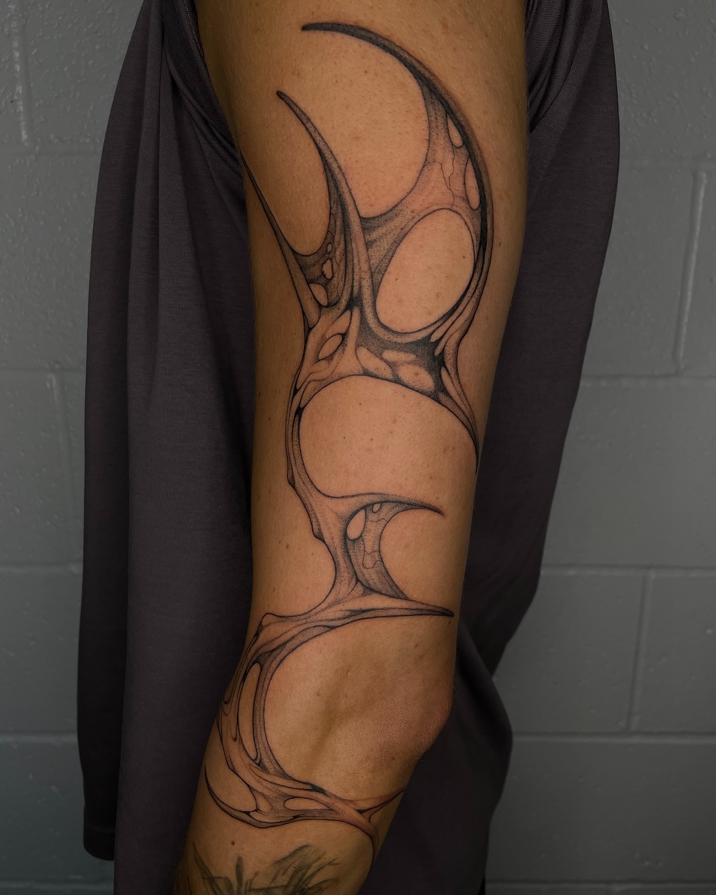 Abstract design geometric tattoo on the forearm by 𝕮𝖆𝖗𝖔𝖑𝖎𝖓𝖊 𝕽𝖆𝖊 𝕽𝖔𝖇𝖎𝖓𝖘𝖔𝖓, Los Angeles, California