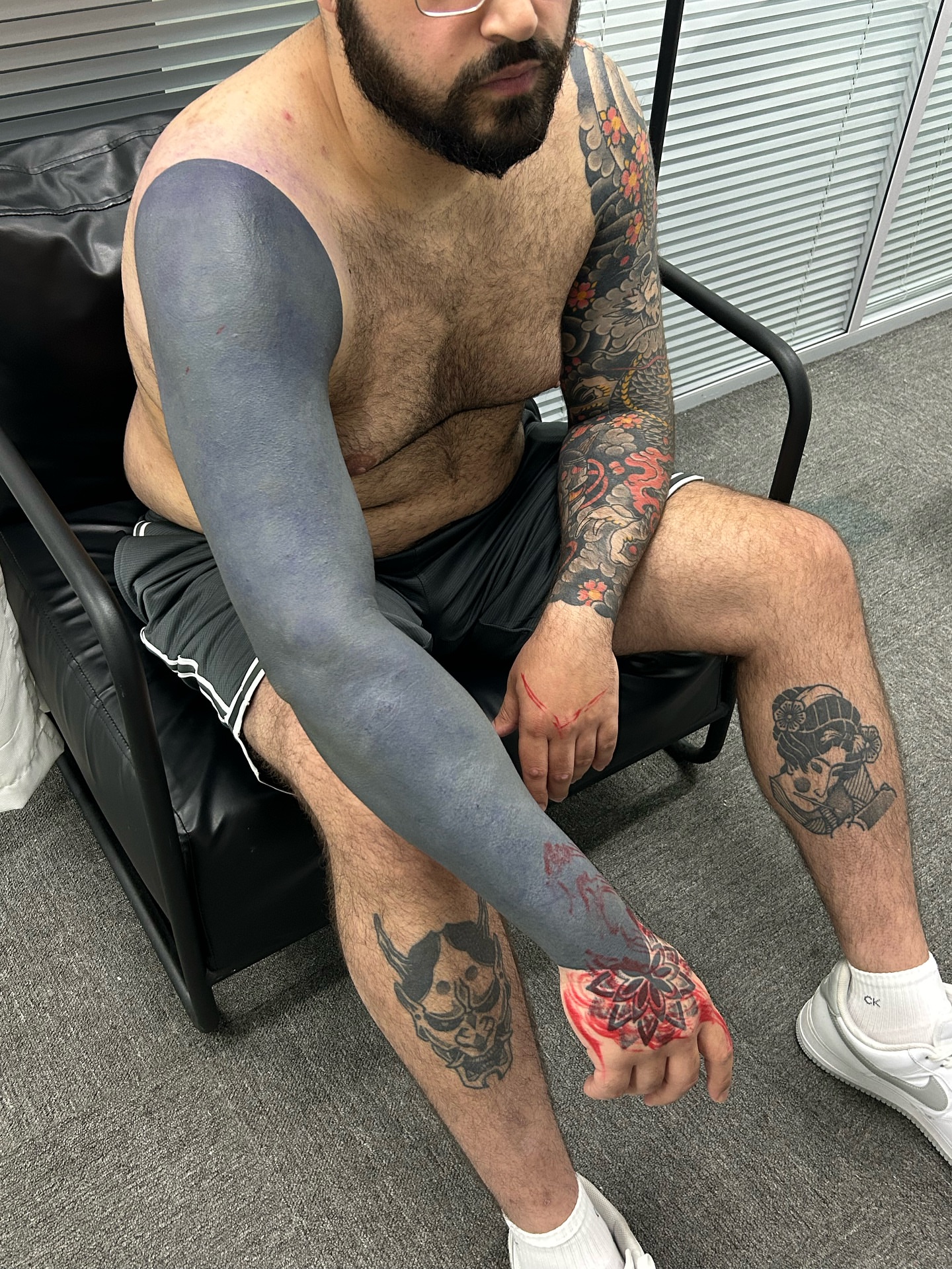 Full arm sleeve American traditional tattoo on the upper arm by 睿刺造物