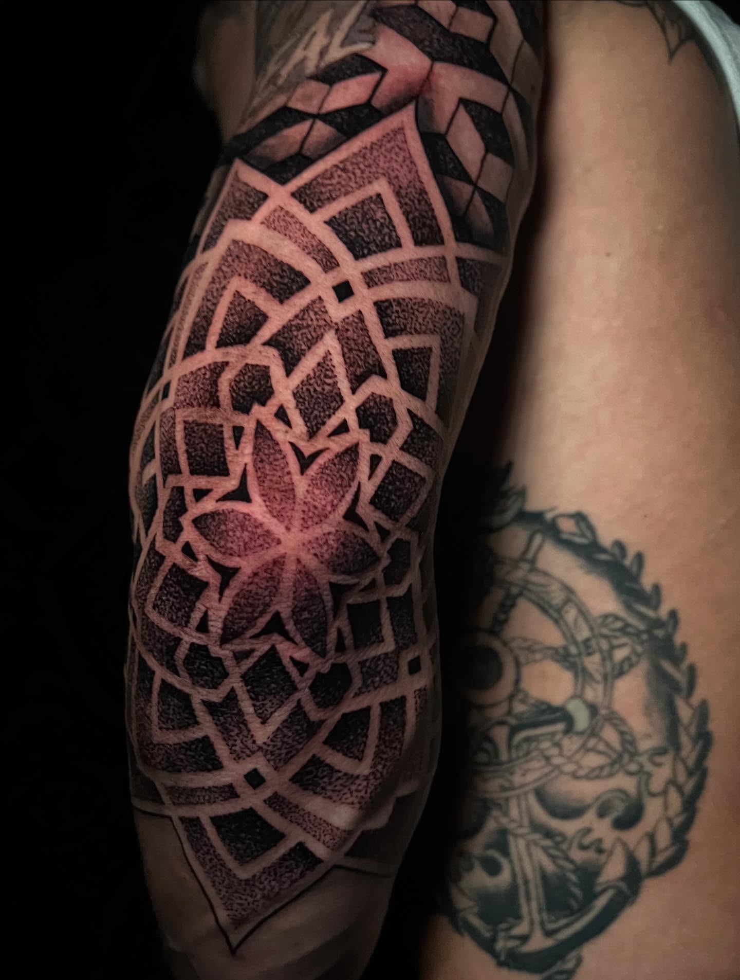 Tattoo by @frankendots — dotwork, geometric