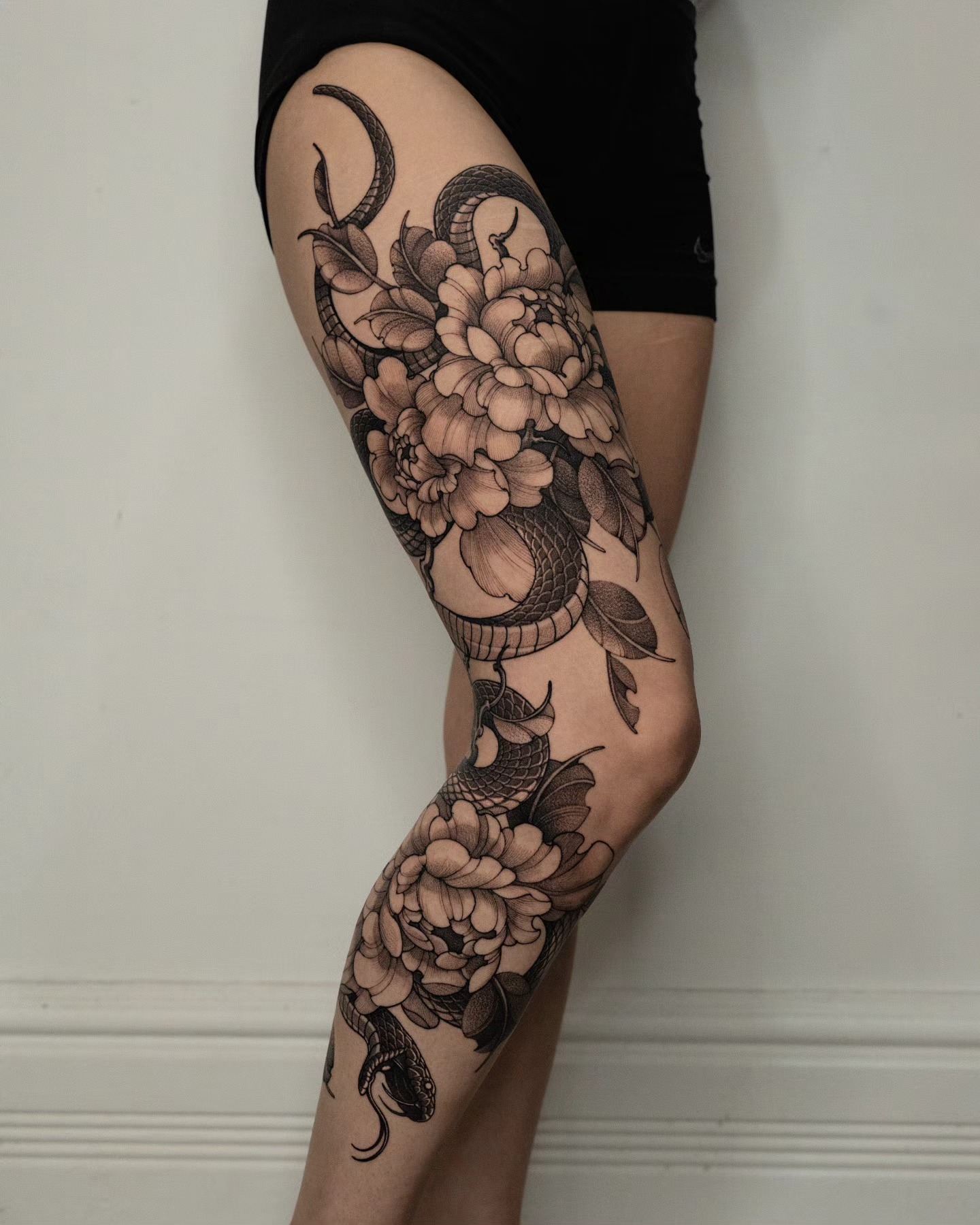 Snake and peony japanese irezumi tattoo on the thigh by 쿠노 Koono snaketattoo