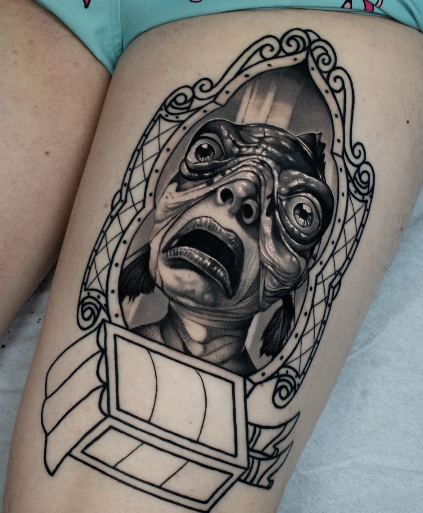 Alien realism tattoo on the thigh by Luke Benavidez