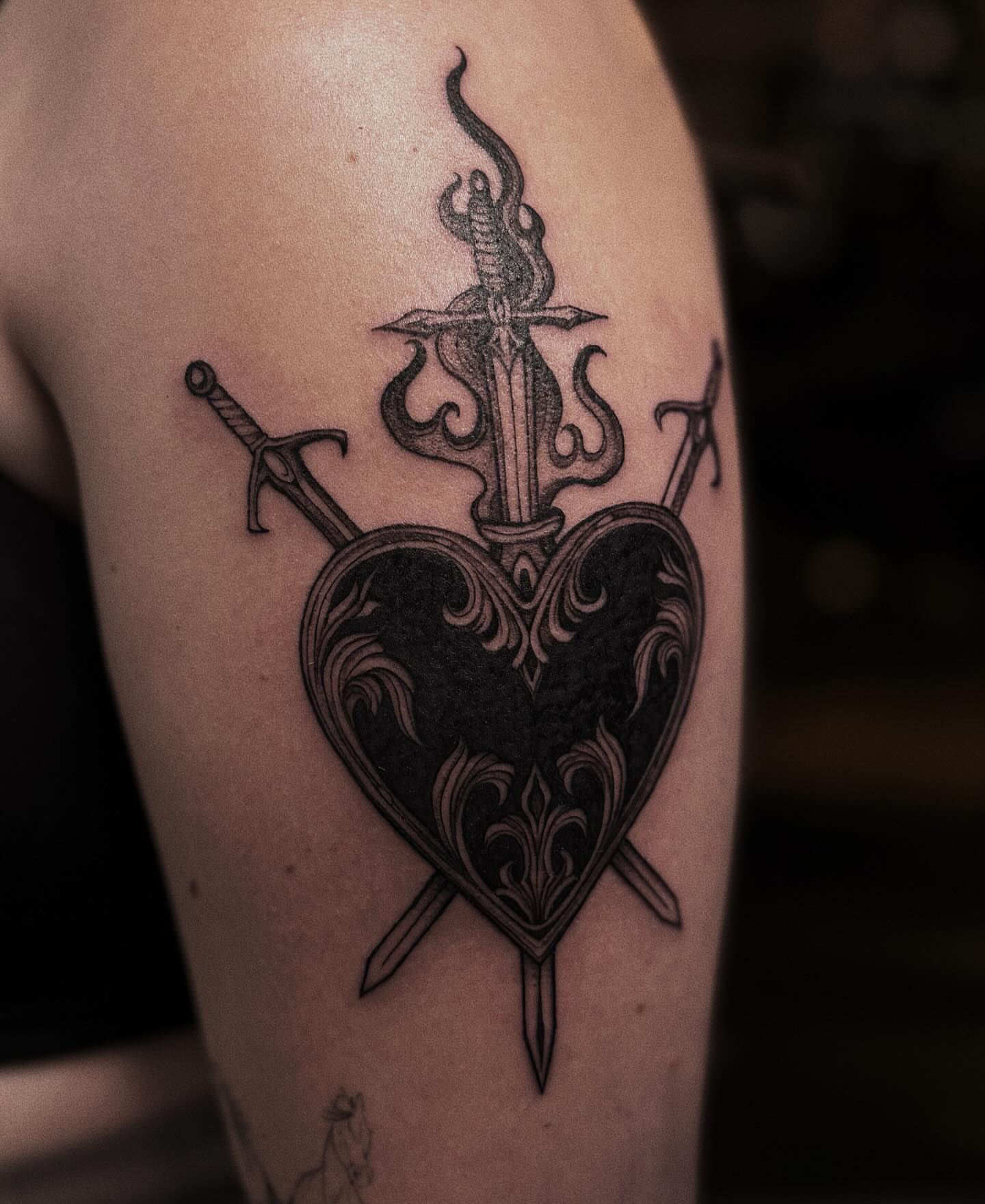 Heart with swords ornamental tattoo on the upper arm by ๐๐ช๐ฒ๐ต๐ฎ๐ ๐๐ช๐ฎ๐ฝ๐