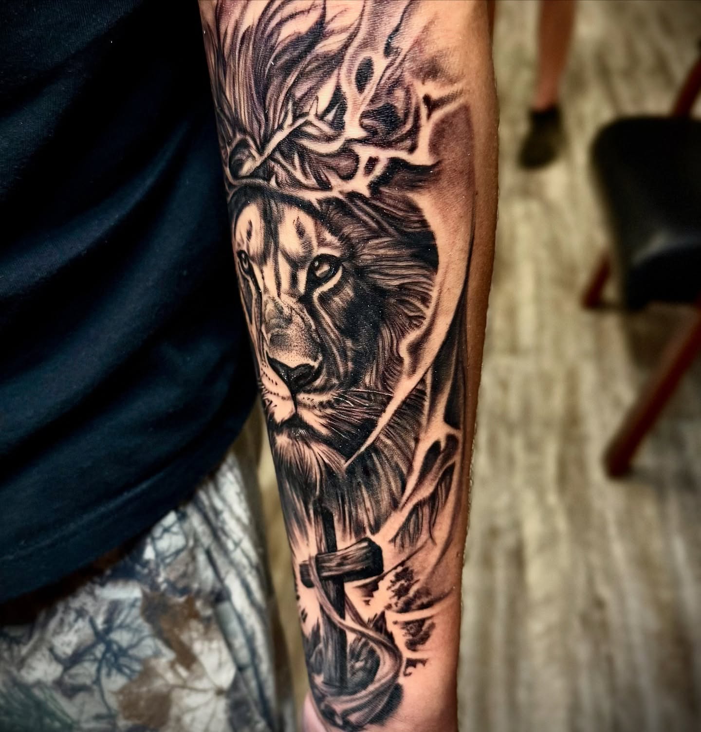 Lion realism tattoo on the forearm by Tattoo Artist Ian Day (Everlasting_Art_Ink)