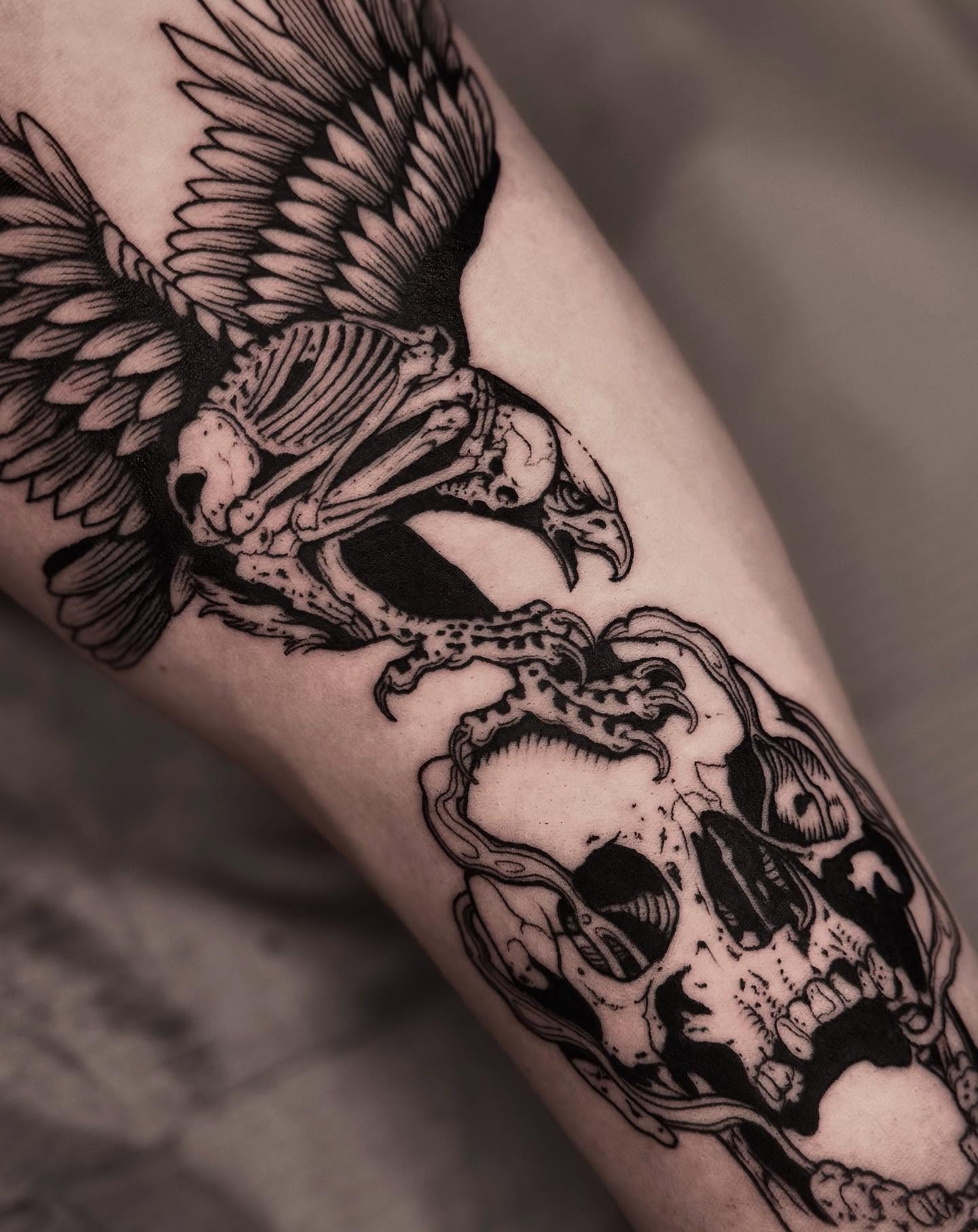 Raven and skull dark realism tattoo on the forearm by 𝐋𝐢𝐬𝐚 𝐊𝐨𝐫𝐳𝐞𝐧𝐨𝐰𝐬𝐤𝐢