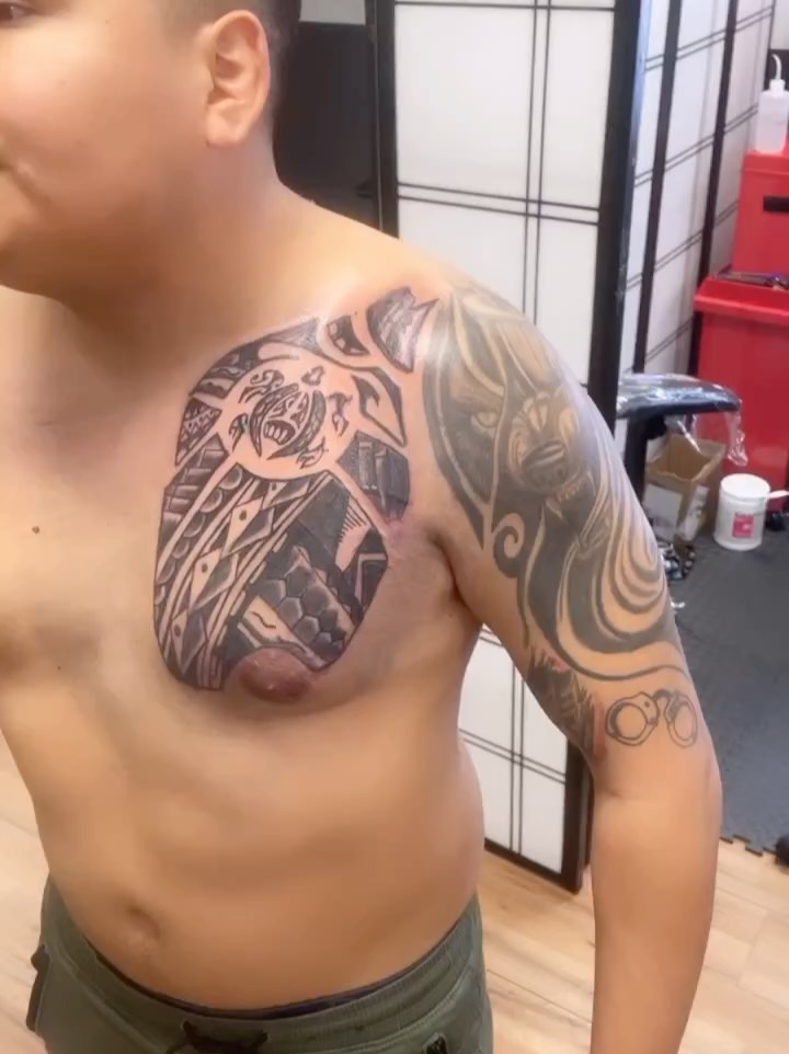 Tribal tribal tattoo on the shoulder by Rell Washington, Marlow Heights, Maryland
