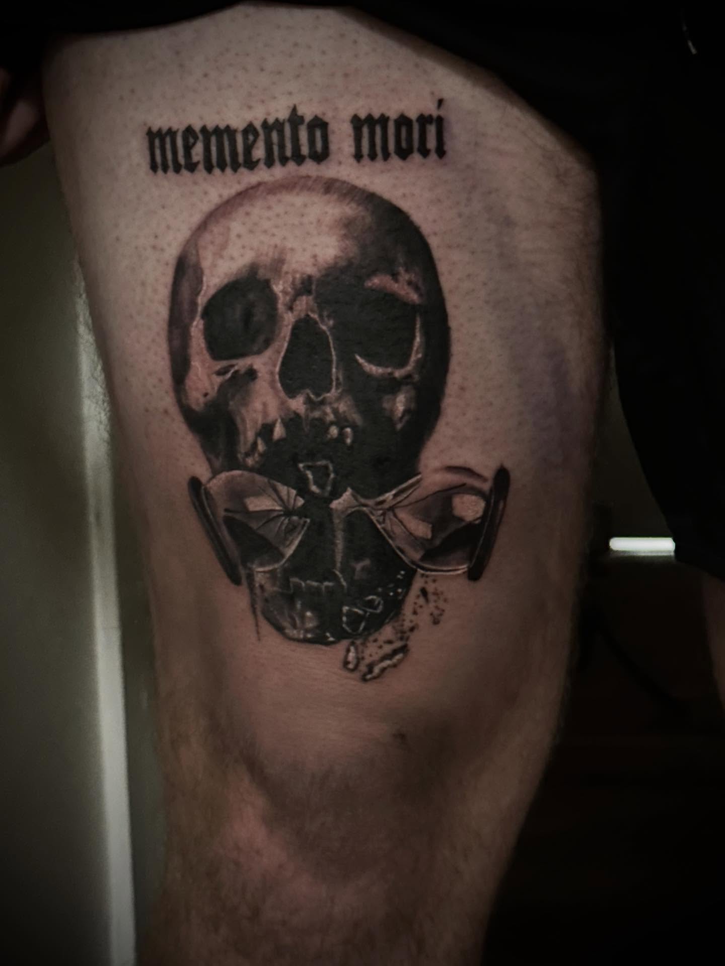 Skull black and grey tattoo on the thigh by Neil5one3