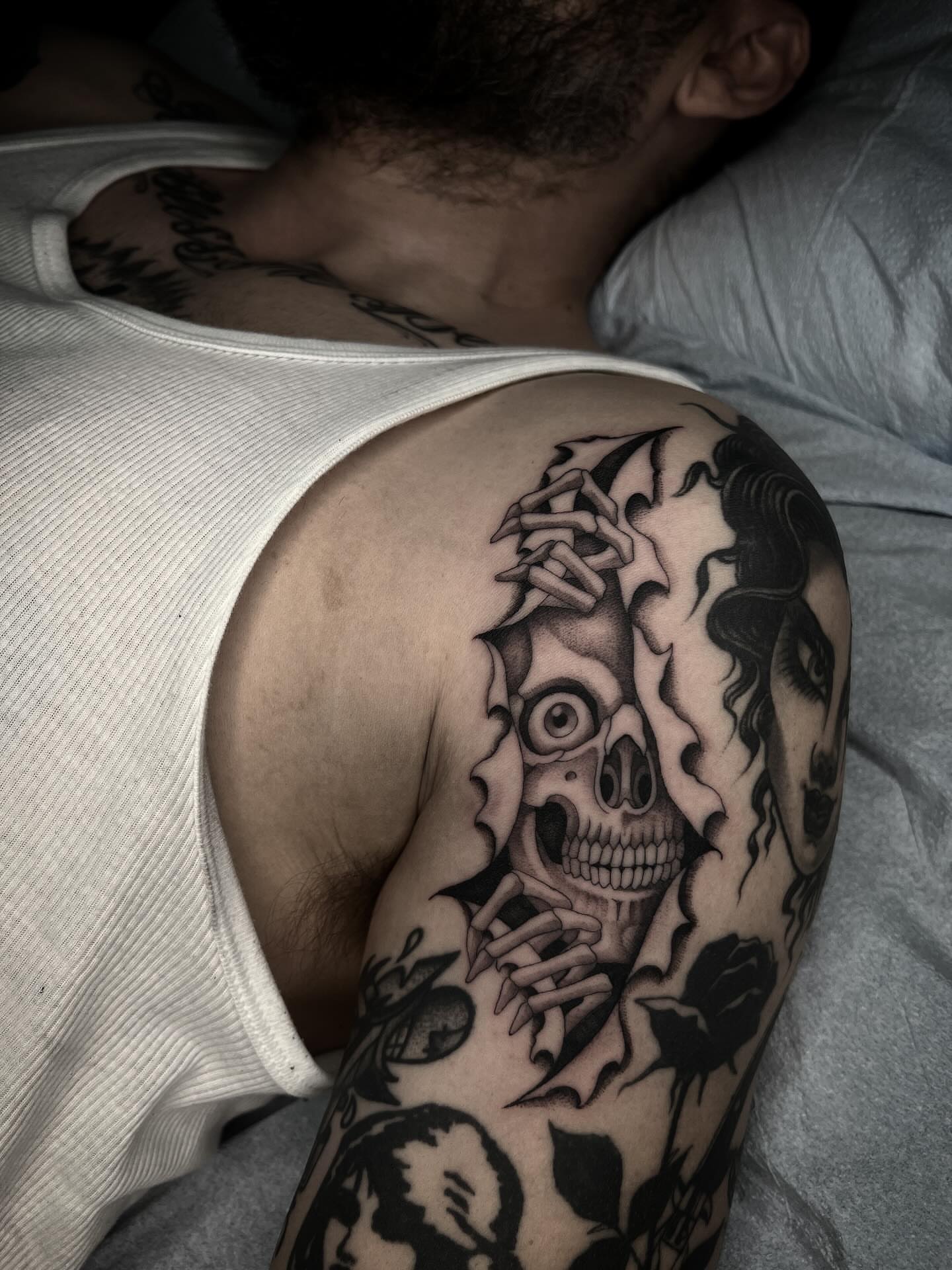 Skull and woman realism tattoo on the shoulder by linahsiaotattoo
