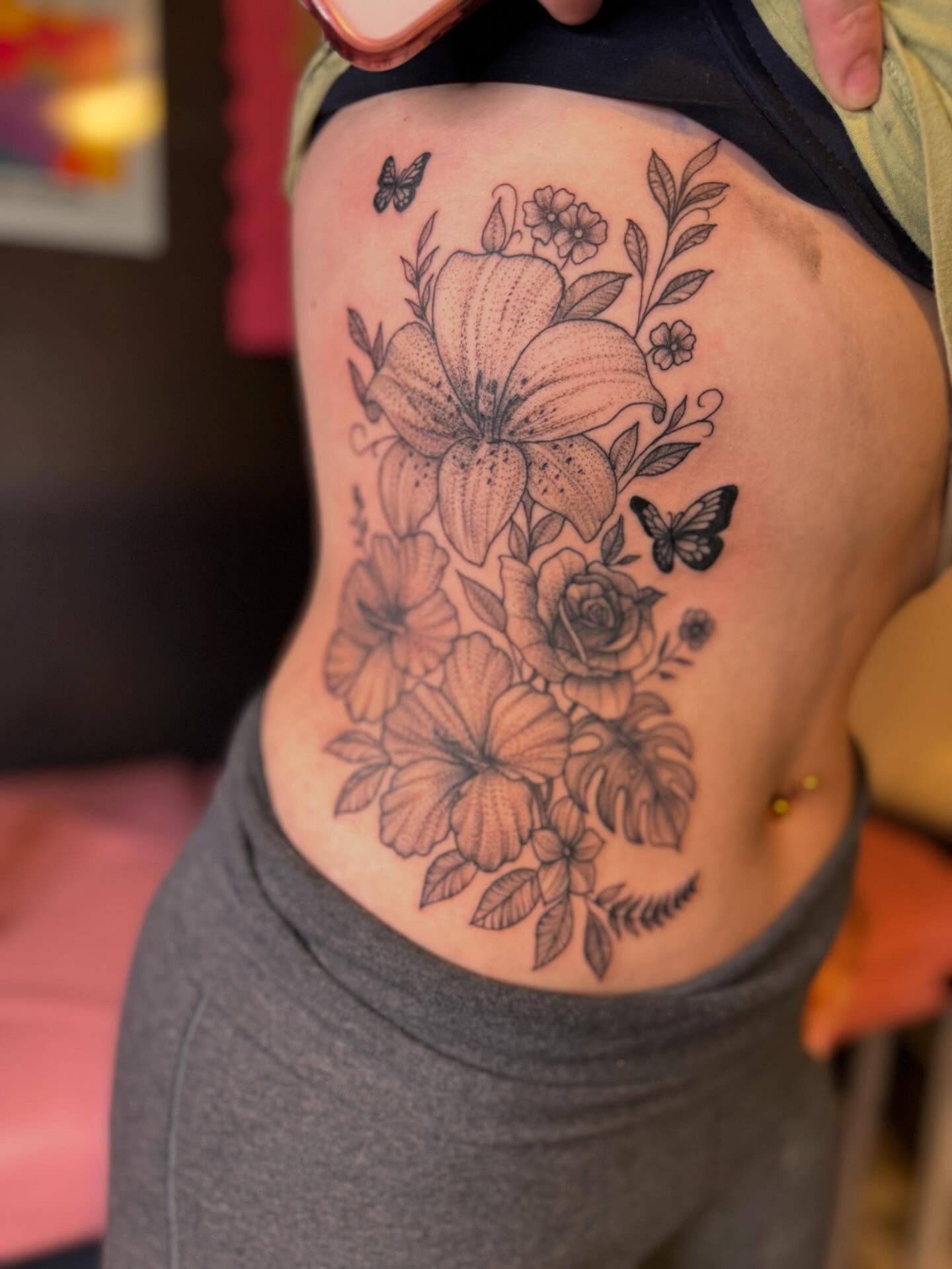 Floral bouquet black and grey tattoo on the ribs by Gabs Borderline Tattoos βπΌ