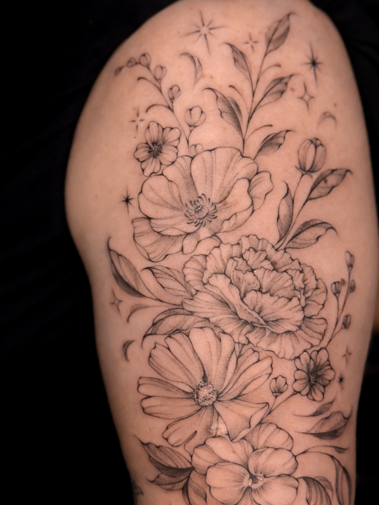 Floral bouquet realism tattoo on the upper arm by πππΉππππππππππππ