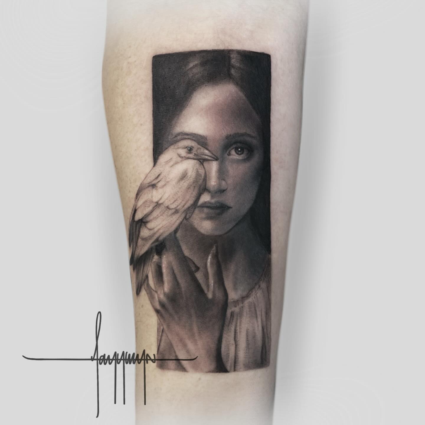 Woman with bird realism tattoo on the forearm by Jazz