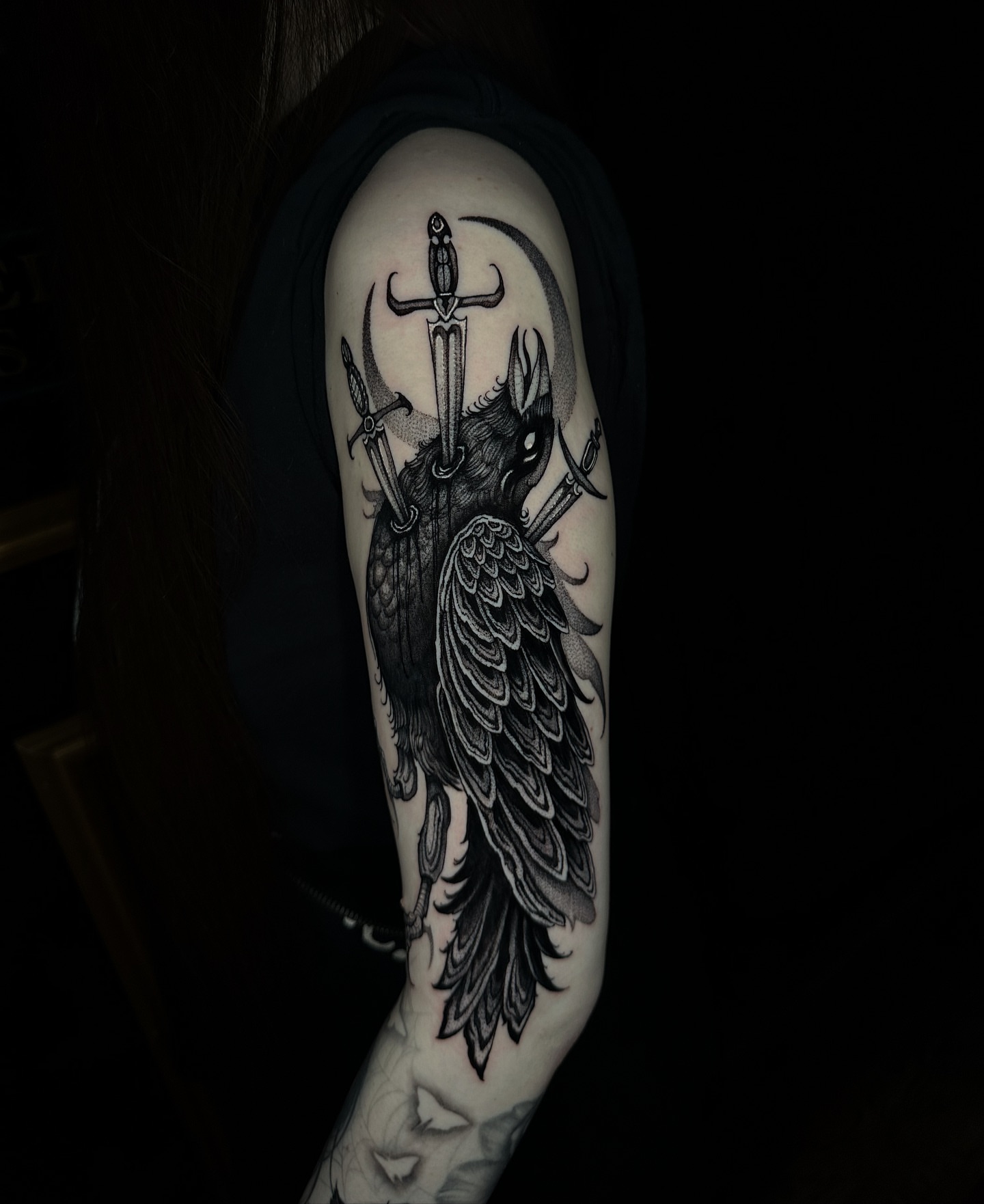 Raven with swords dark realism tattoo on the shoulder by ๐ฎ๐๐๐ ๐ท๐๐๐๐ ๐ฑ๐๐๐๐๐