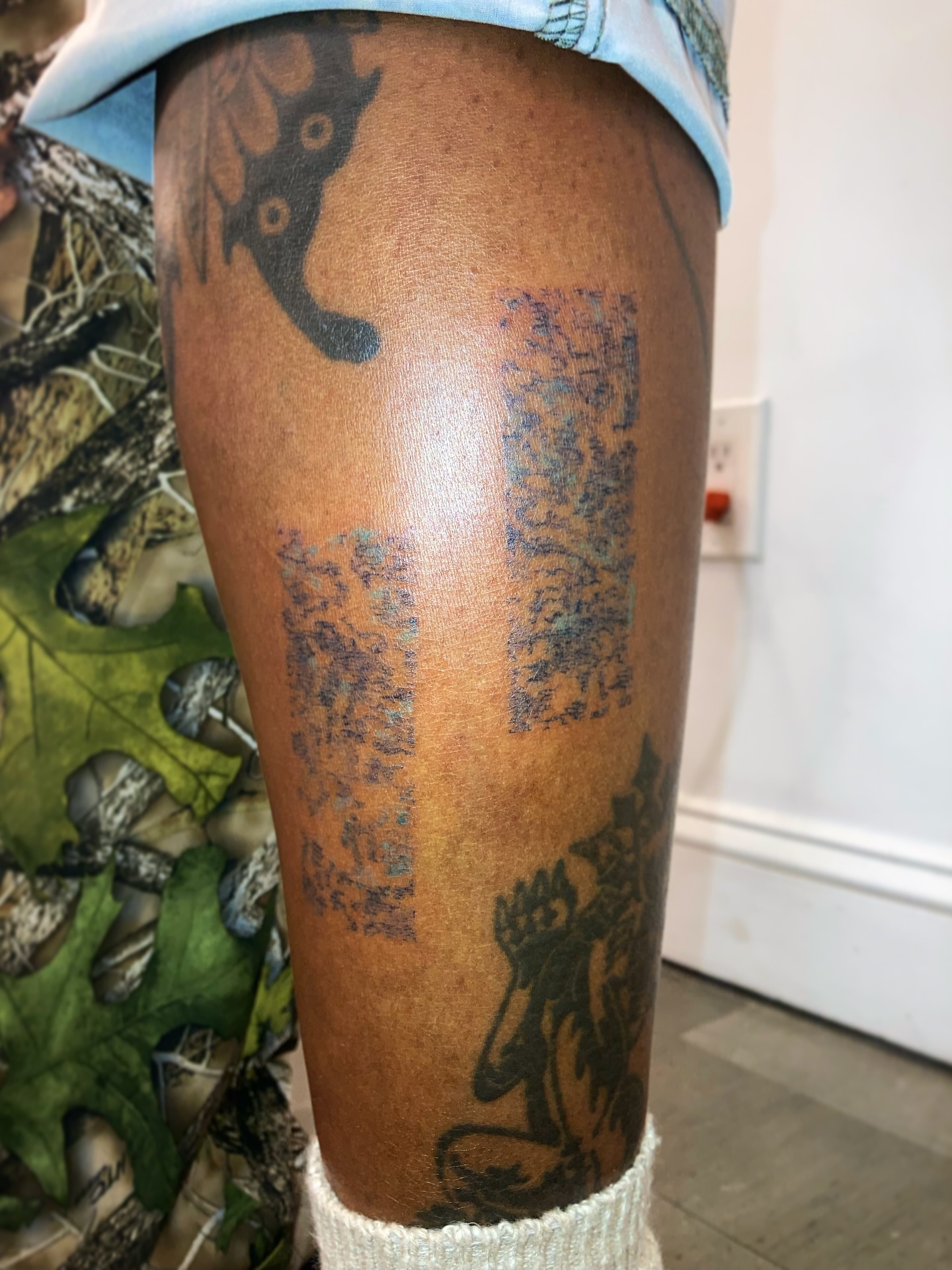 Cat American traditional tattoo on the leg by 잡초