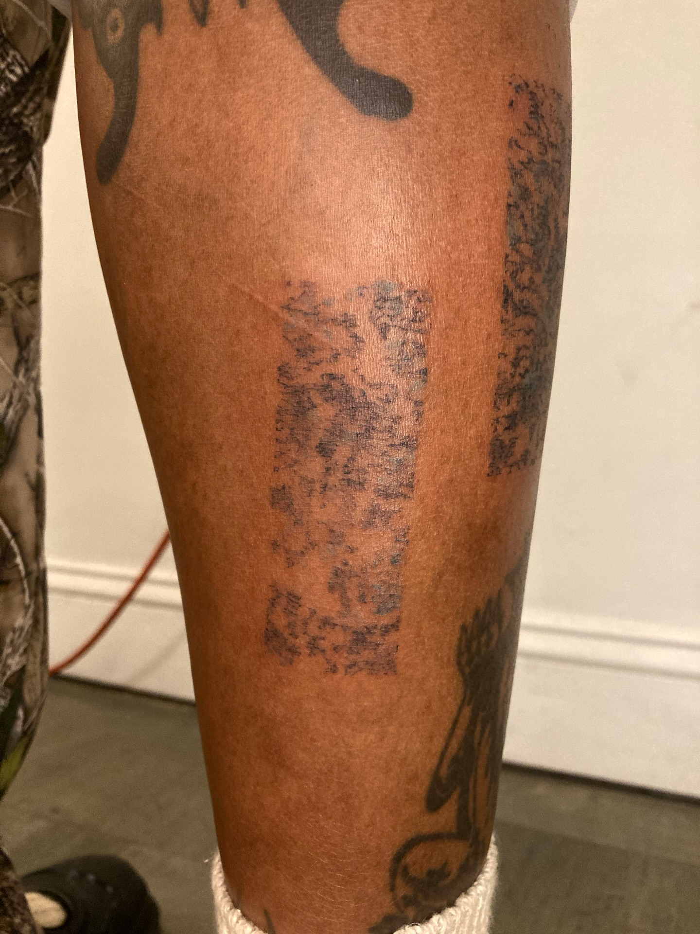 Abstract pattern black and grey tattoo on the calf by 잡초