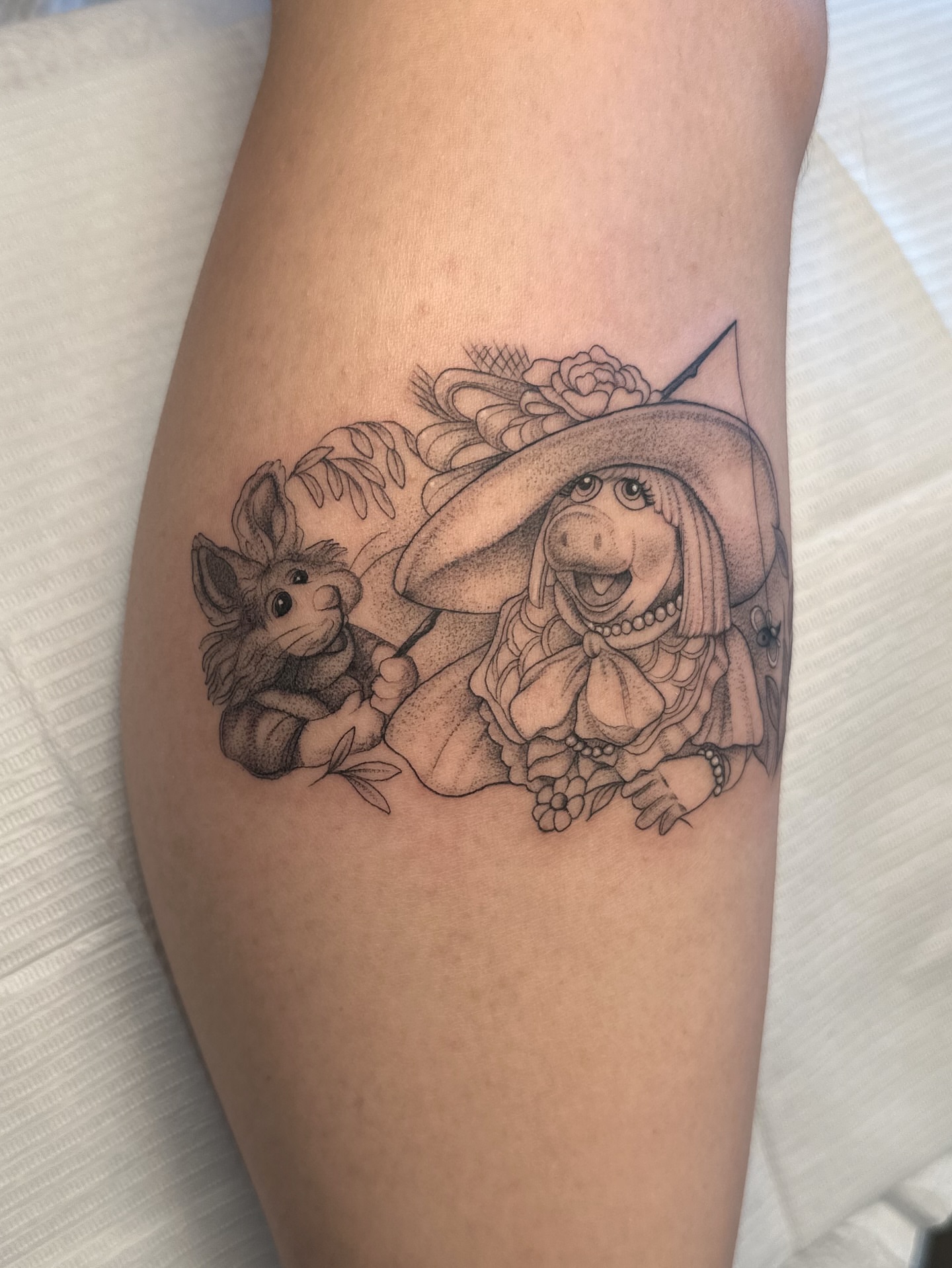 Miss piggy and kermit dotwork tattoo on the forearm by ๐ฐ๐๐ข๐๐๐ ๐๐ฃ๐๐๐๐ข๐ชฟ