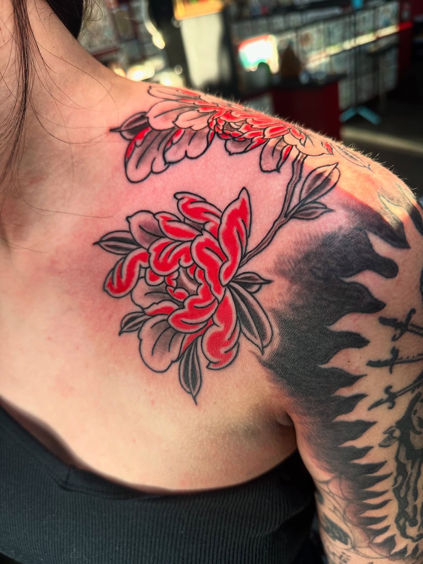 Peony flowers American traditional tattoo on the shoulder by 🕸🎚 𝑺𝑨𝑵𝑻𝑰 𝑺𝑬𝑽𝑬𝑵𝑺 🎚🕸🇫🇯