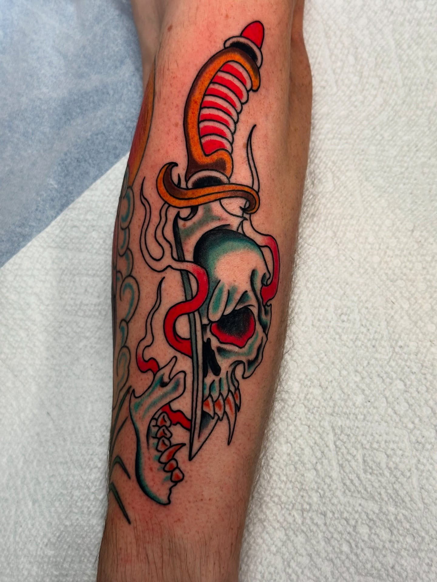 Skull with knife American traditional tattoo on the forearm by 🕸🎚 𝑺𝑨𝑵𝑻𝑰 𝑺𝑬𝑽𝑬𝑵𝑺 🎚🕸🇫🇯
