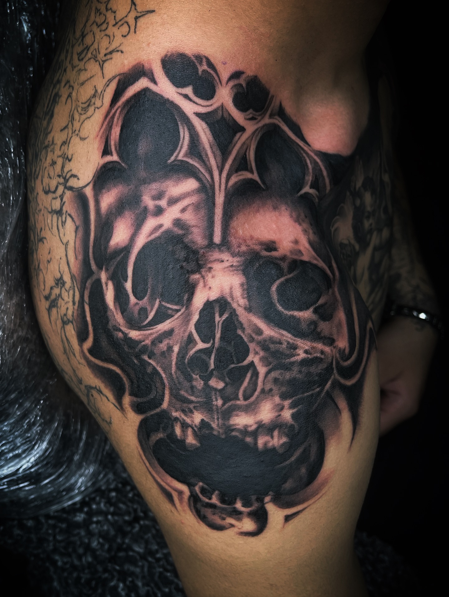 Skull realism tattoo on the thigh by @tattoos_by_elijah
