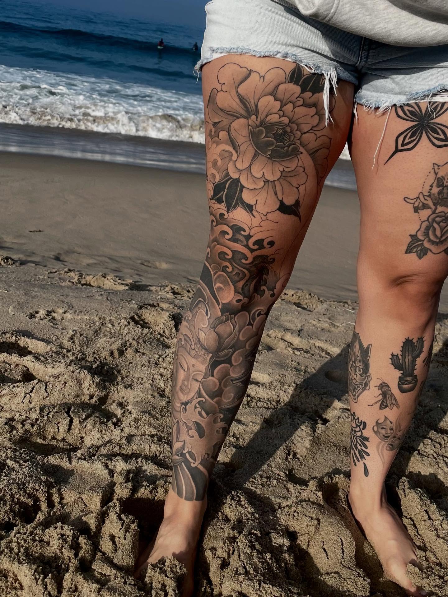 Floral black and grey tattoo on the leg by Daniel Gutierrez