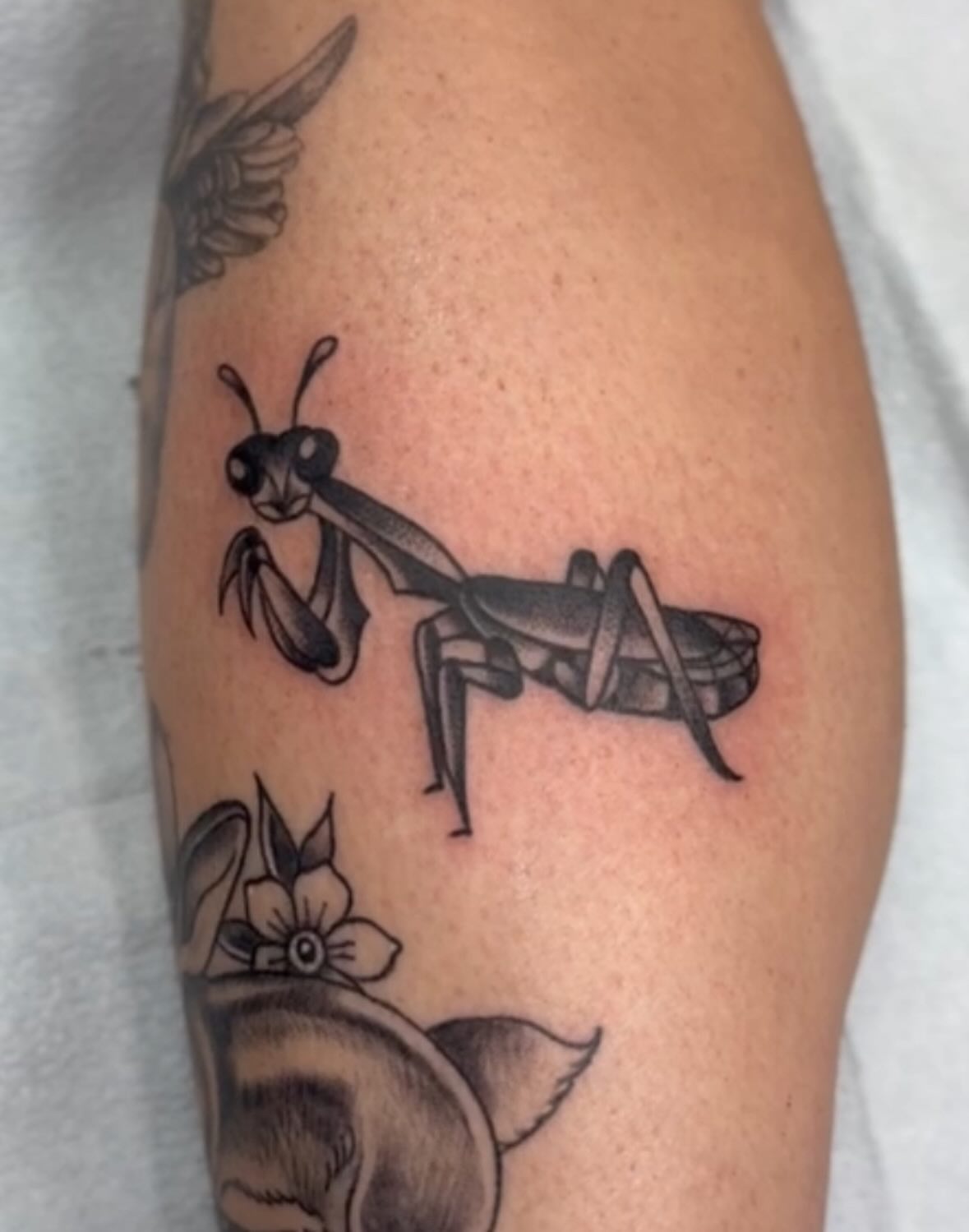 Praying mantis black and grey tattoo on the forearm by Perrey