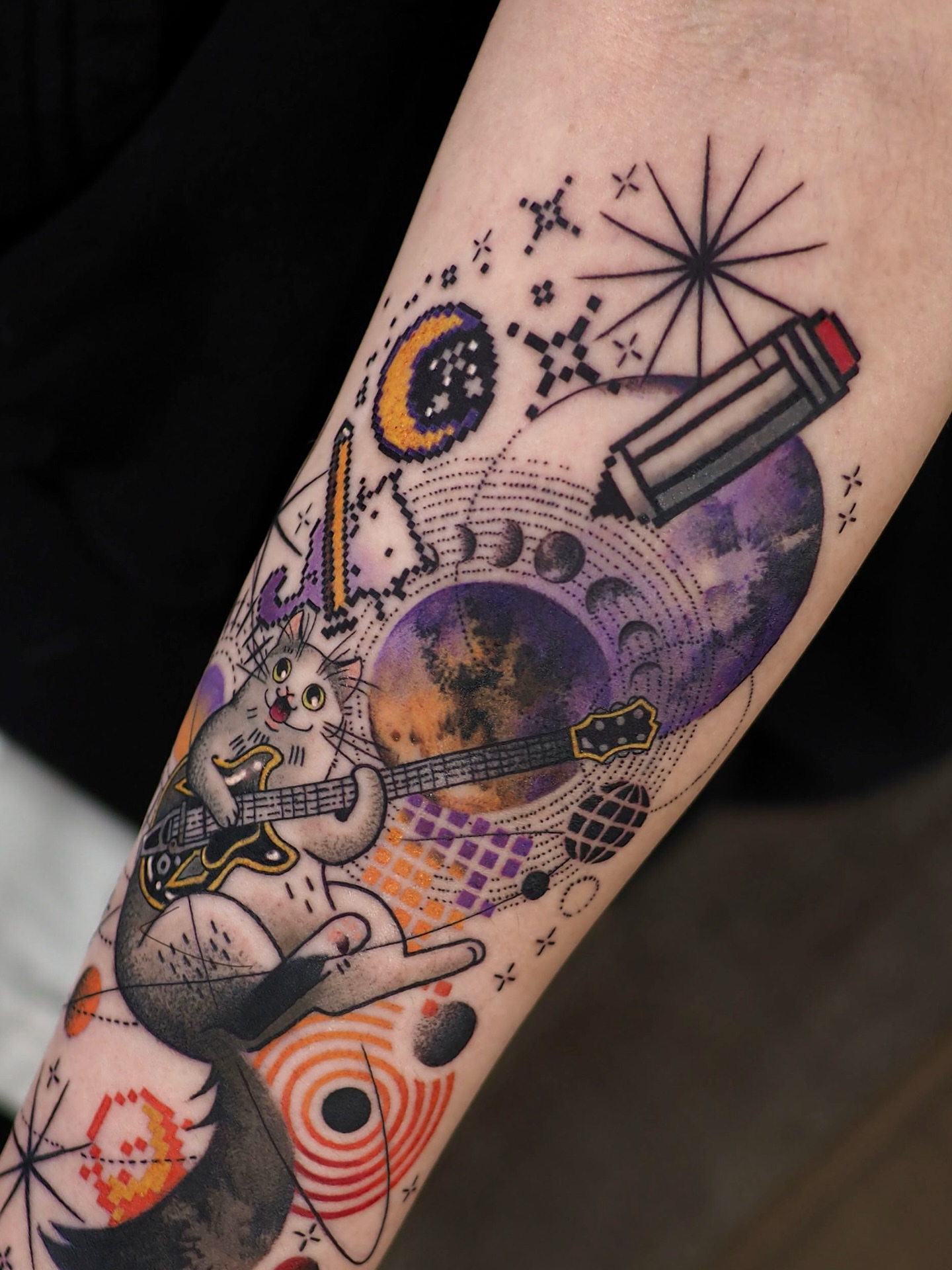Tattoo by @hen_tattooer — new_school, dotwork