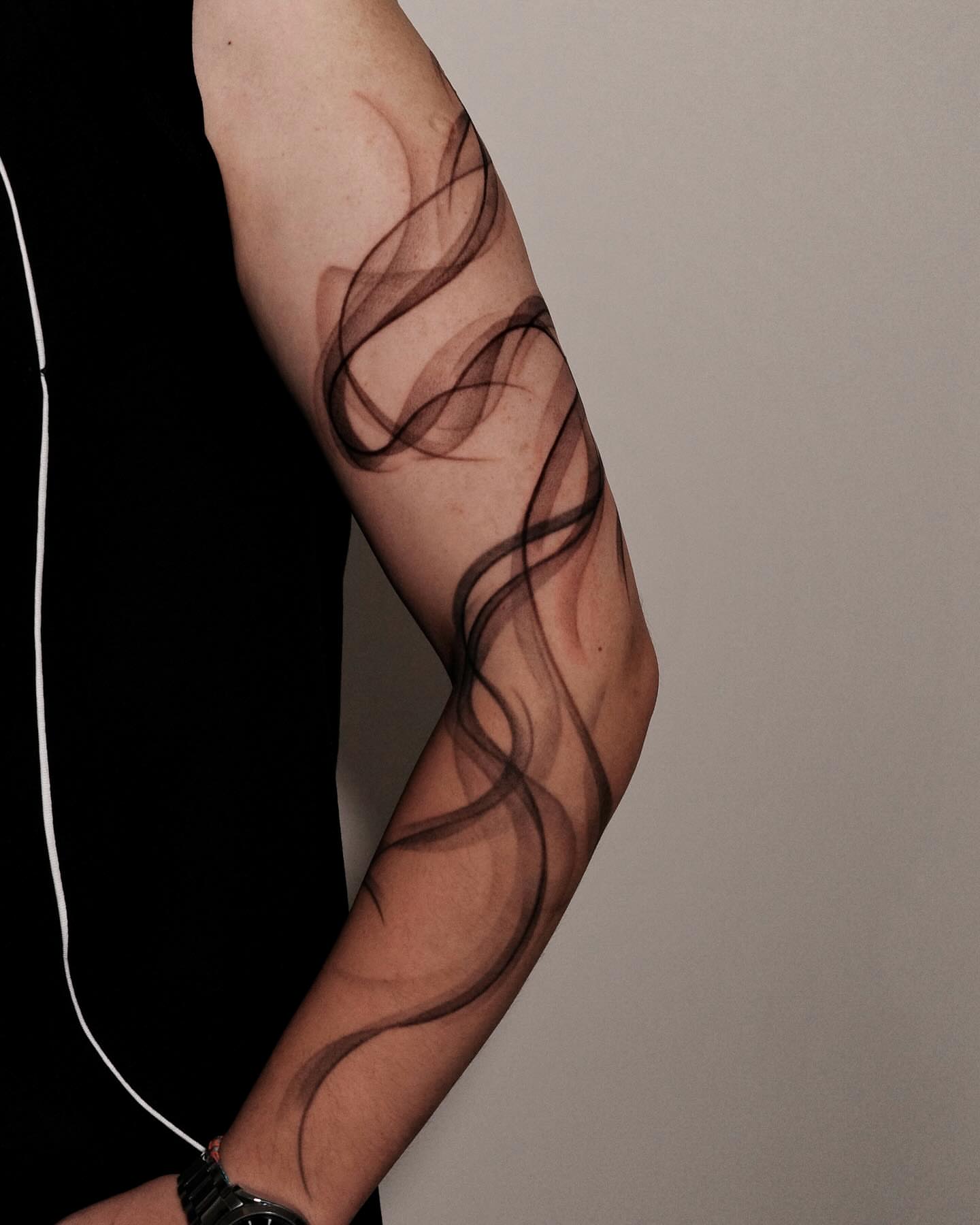 Abstract waves geometric tattoo on the forearm by Chou 周哲｜抽象｜流體｜筆刷