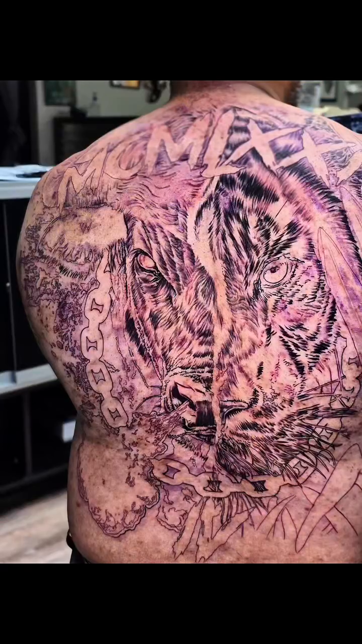 Tiger and floral elements realism tattoo by André Brazil