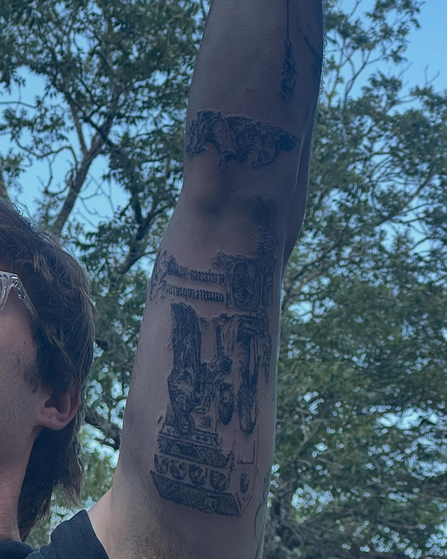 Machine black and grey tattoo on the forearm by Gregory Bramble Tattoo ๐ด๓ ง๓ ข๓ ฅ๓ ฎ๓ ง๓ ฟ