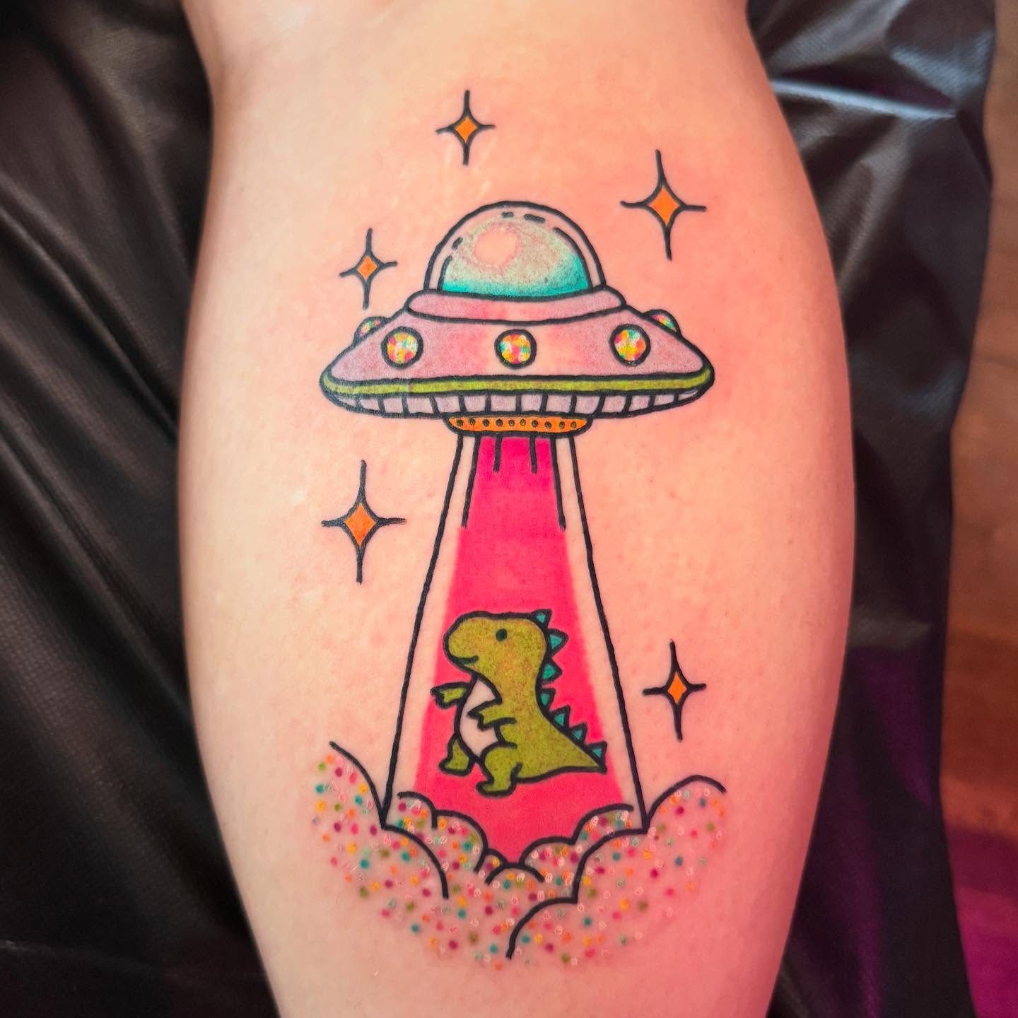 UFO abduction dotwork tattoo on the thigh by π
π―π’π«π«π πππΆπ©π¬π―