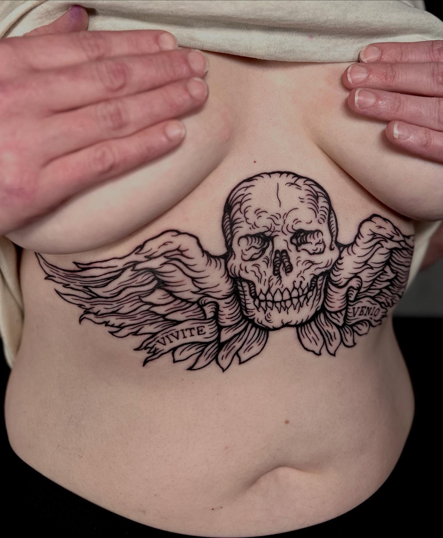 Skull with wings black and grey tattoo on the ribs by 𝕾𝖆𝖘𝖍𝖆 𝖂𝖔𝖑𝖆𝖓𝖉