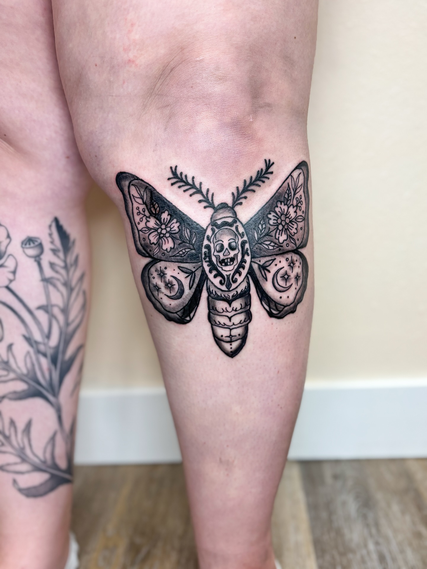 Tattoo by @waywardwildertattoos โ black_and_grey