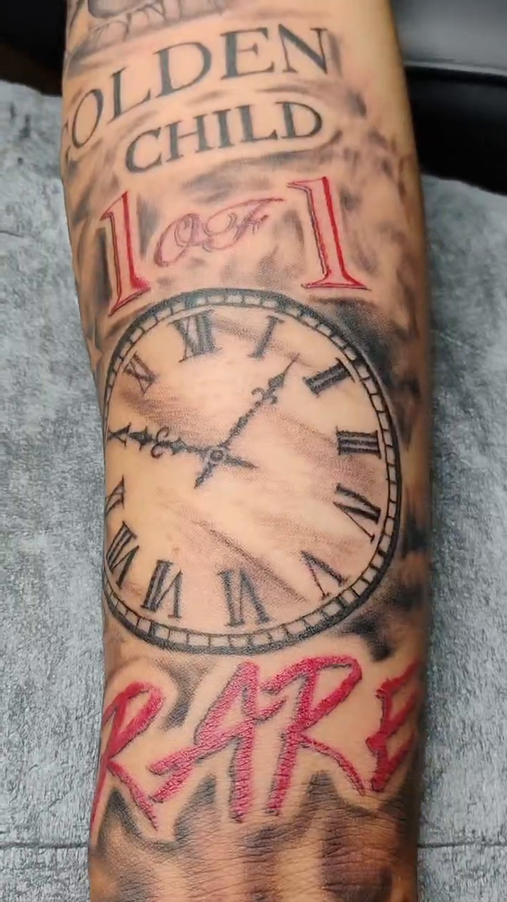 Clock with text and eye realism tattoo on the forearm by Alfredo Sosa