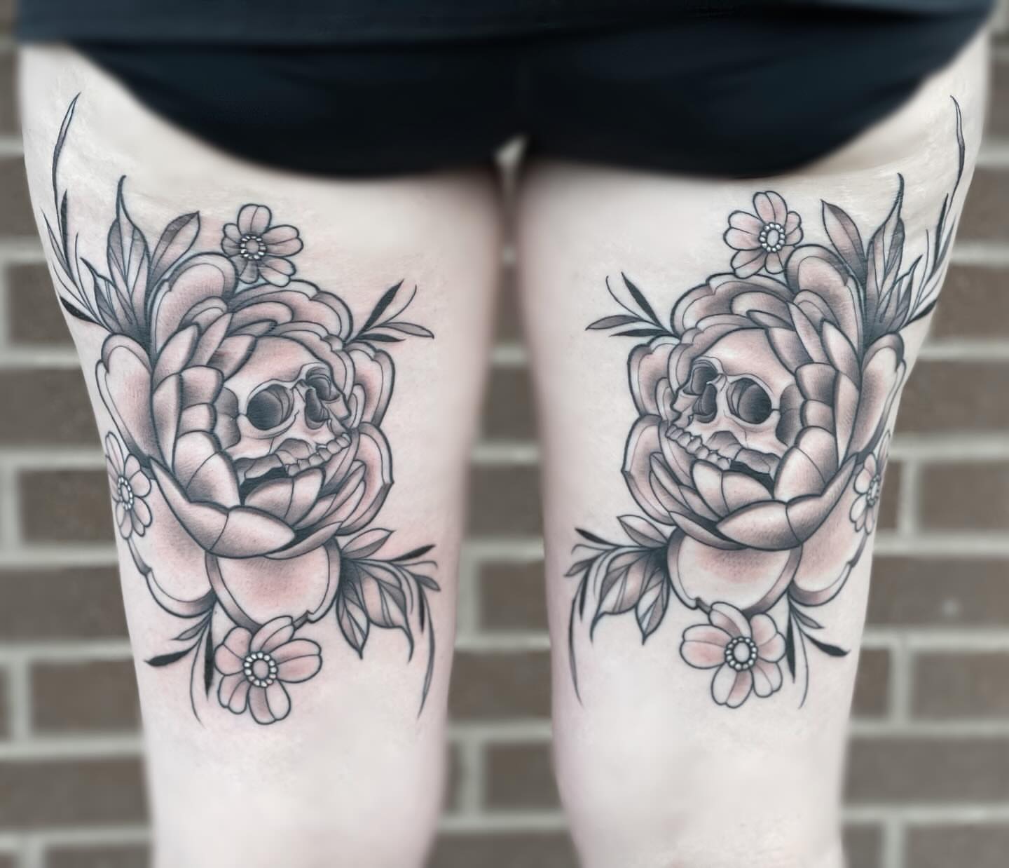 Peony and skull black and grey tattoo on the thigh by ๐ณ๐๐๐๐ข ๐ต๐๐๐๐๐๐