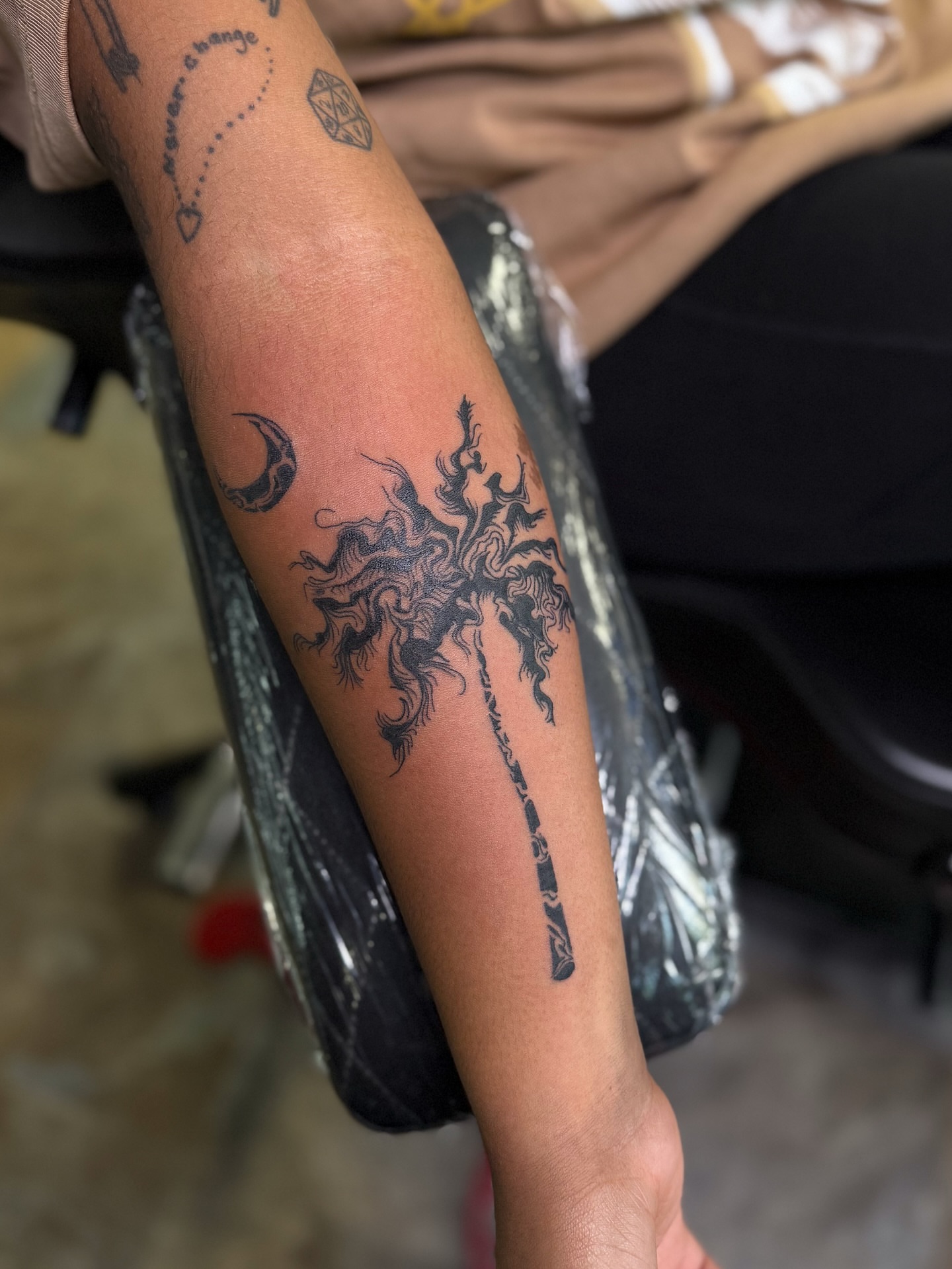 Sun and tree black and grey tattoo on the forearm by Yohana Vargas