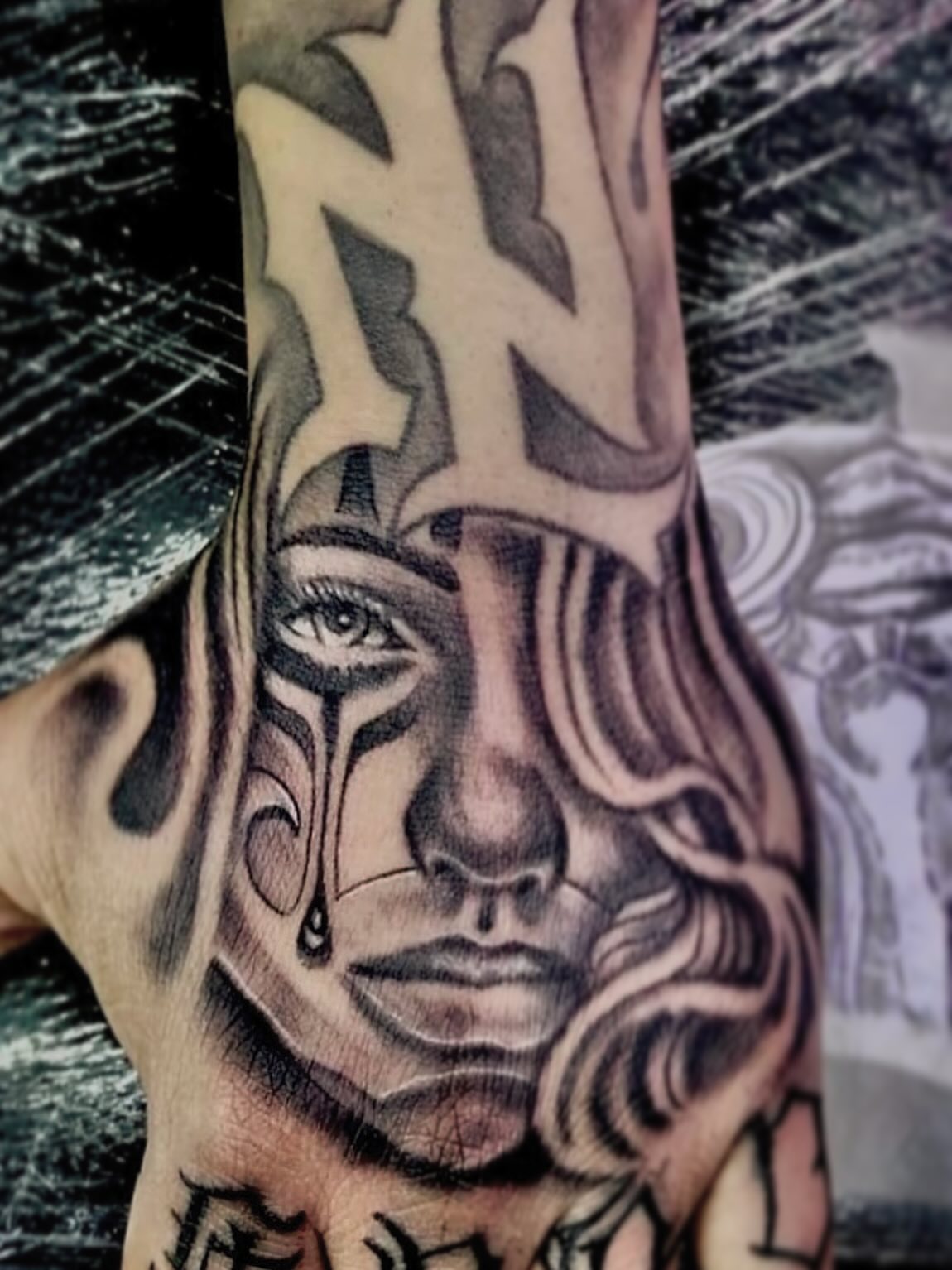 Tattoo by @mami_g_tat2z — realism