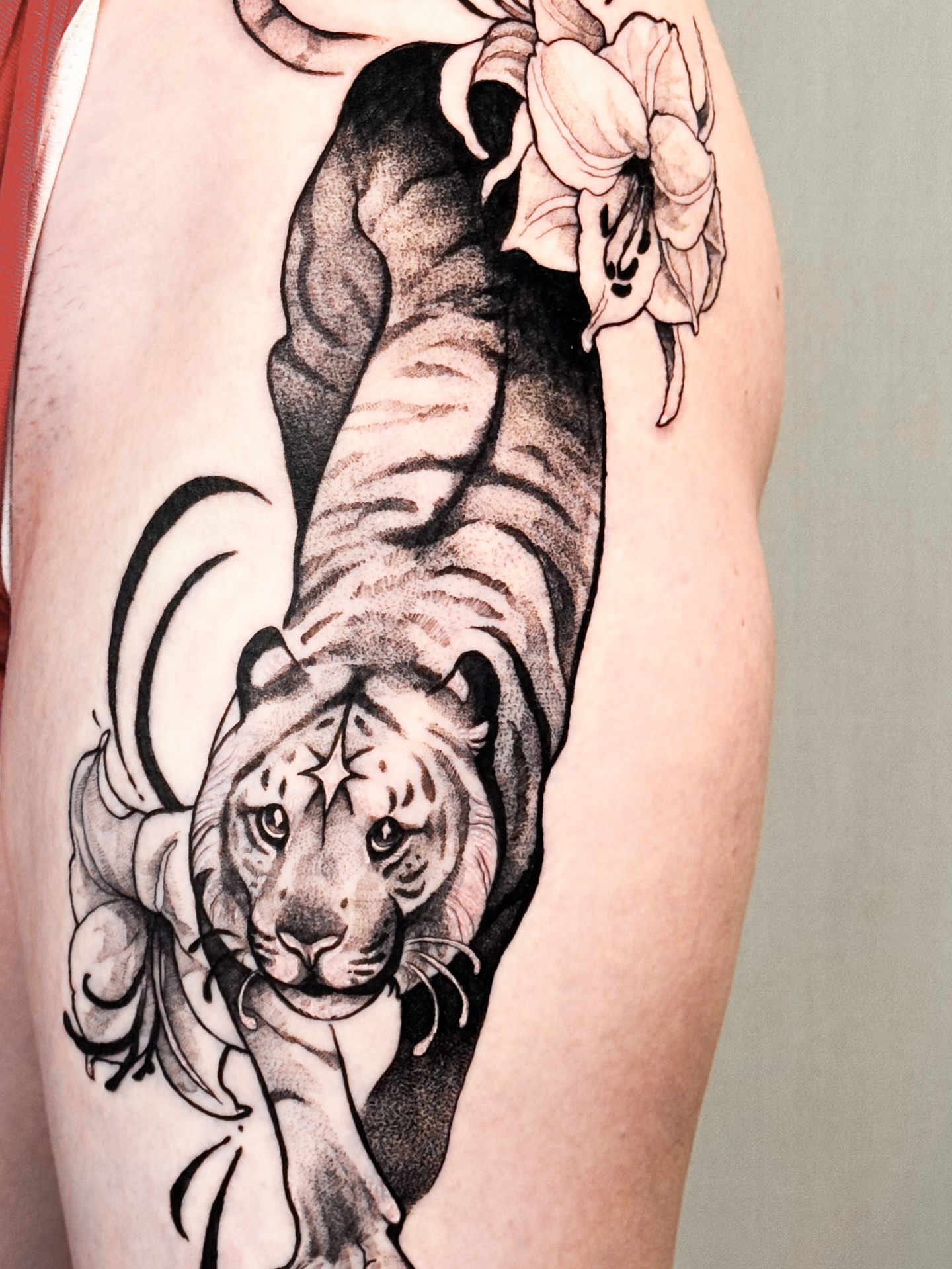Tiger realism tattoo on the thigh by Yasemin πΉπ·π¬π§ San Jose based tattoo artist