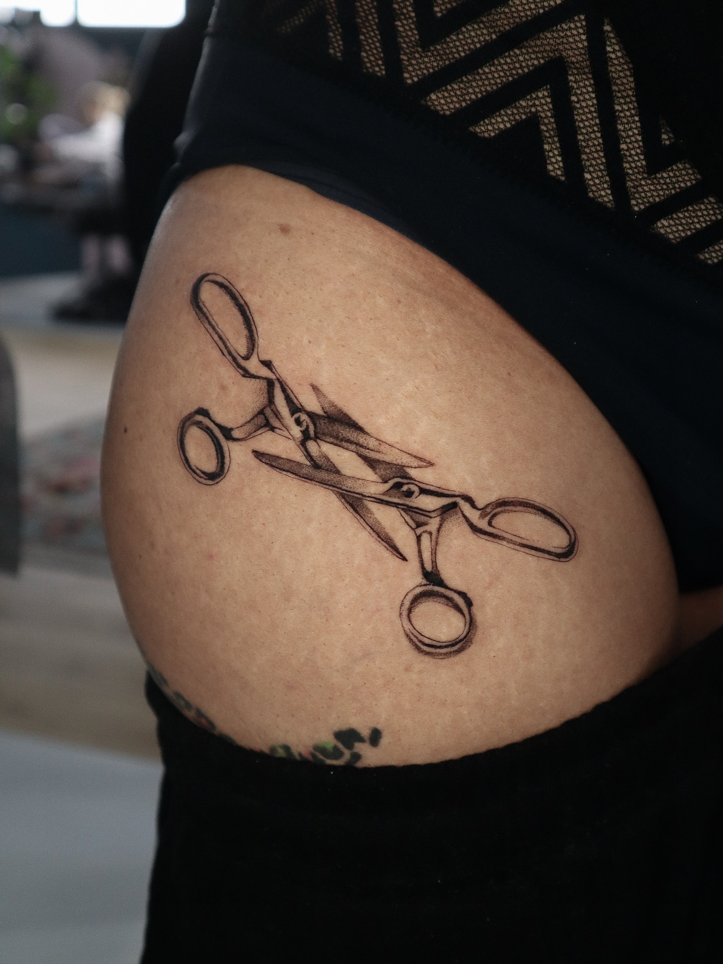 Scissors black and grey tattoo on the thigh by 𝕮𝖔𝖓𝖓𝖔𝖗 ☾  ~ TATTOO ARTIST